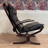 Pair of "Scandinavian design" leather armchairs, 1950s "Ingmar Relling" style.