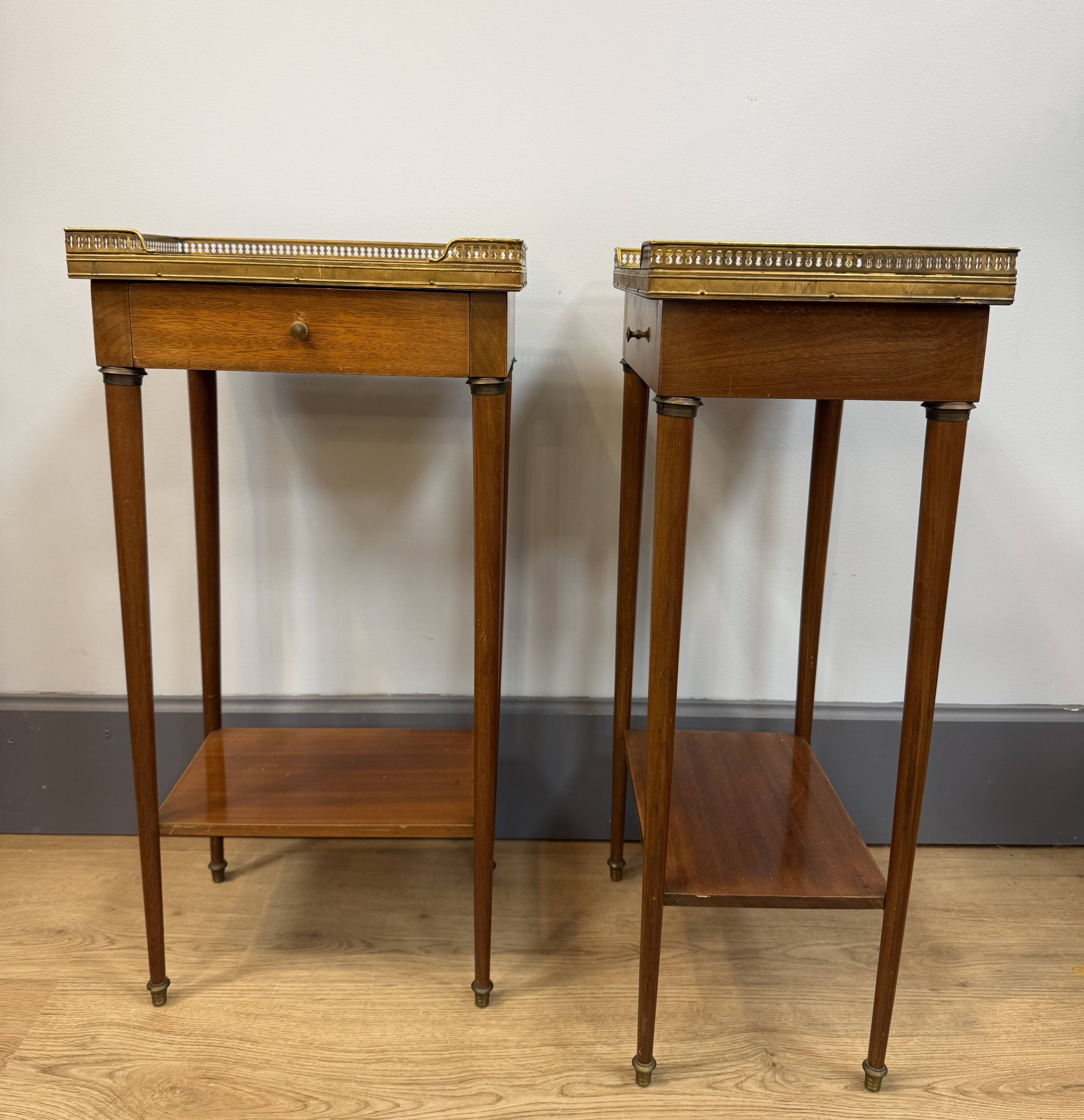 Paire de chevets style Louis XVI en acajou