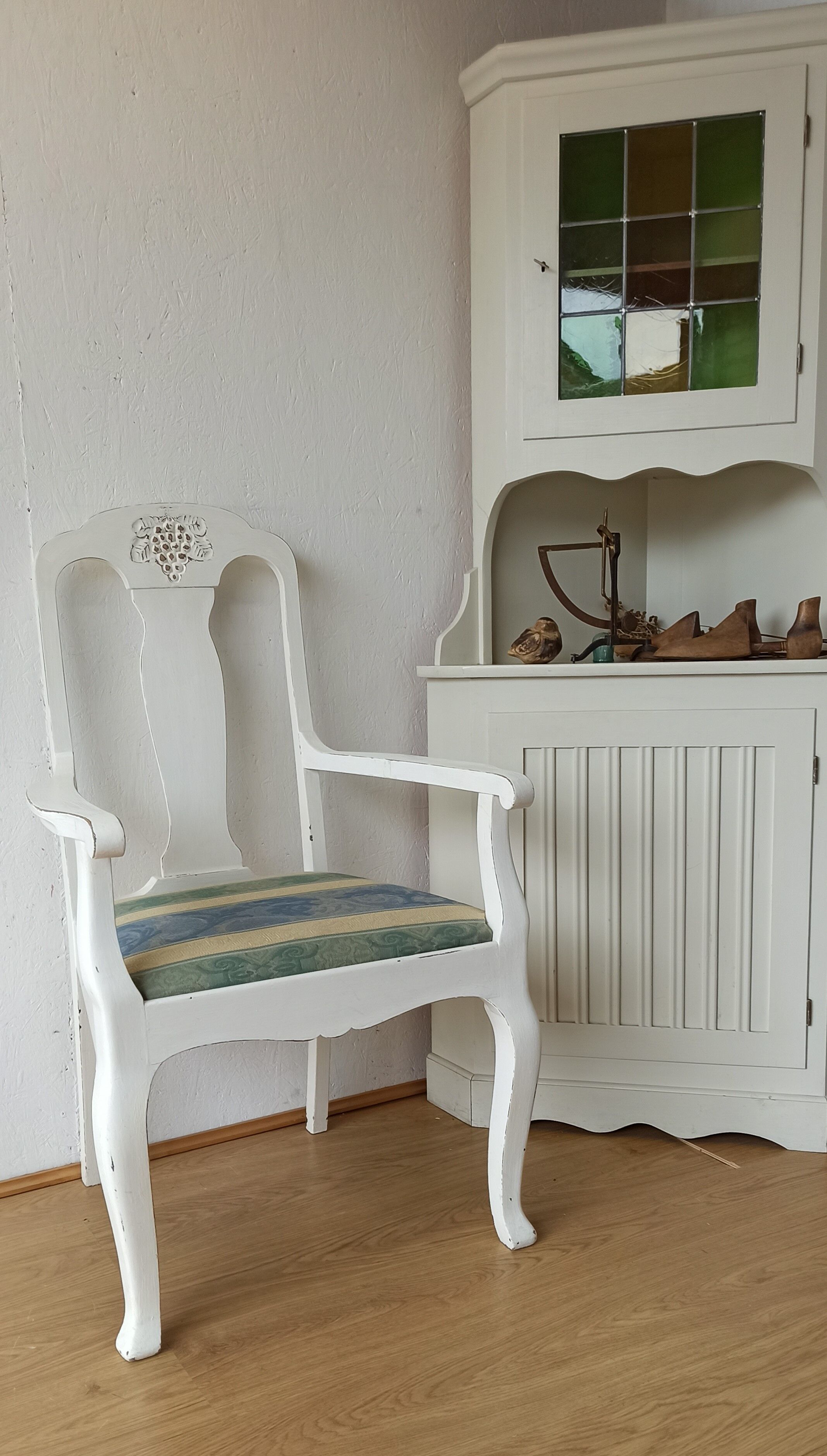 White throne / chair sweden