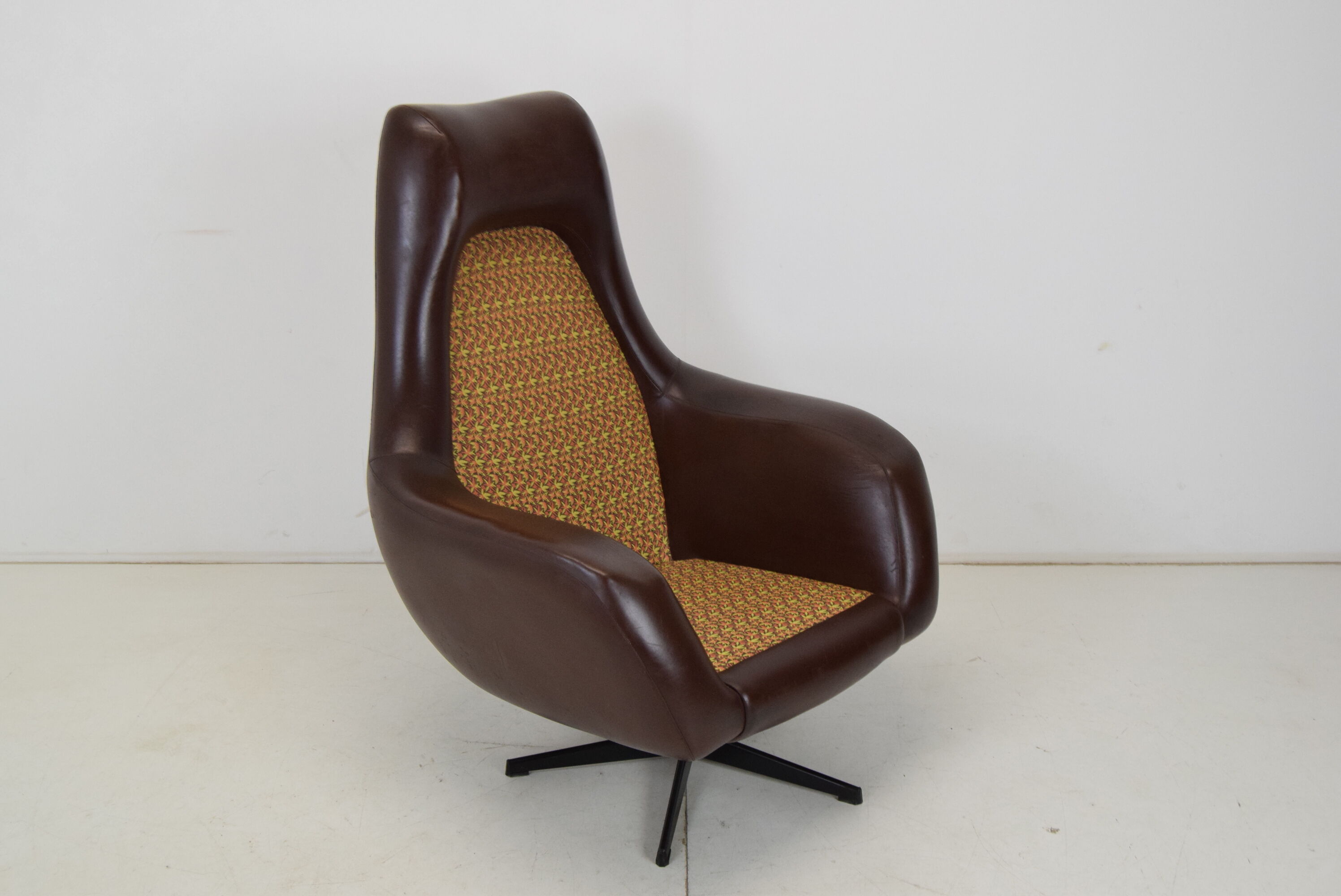 Fauteuil rotatif du milieu du siècle, similicuir, années 1980.
