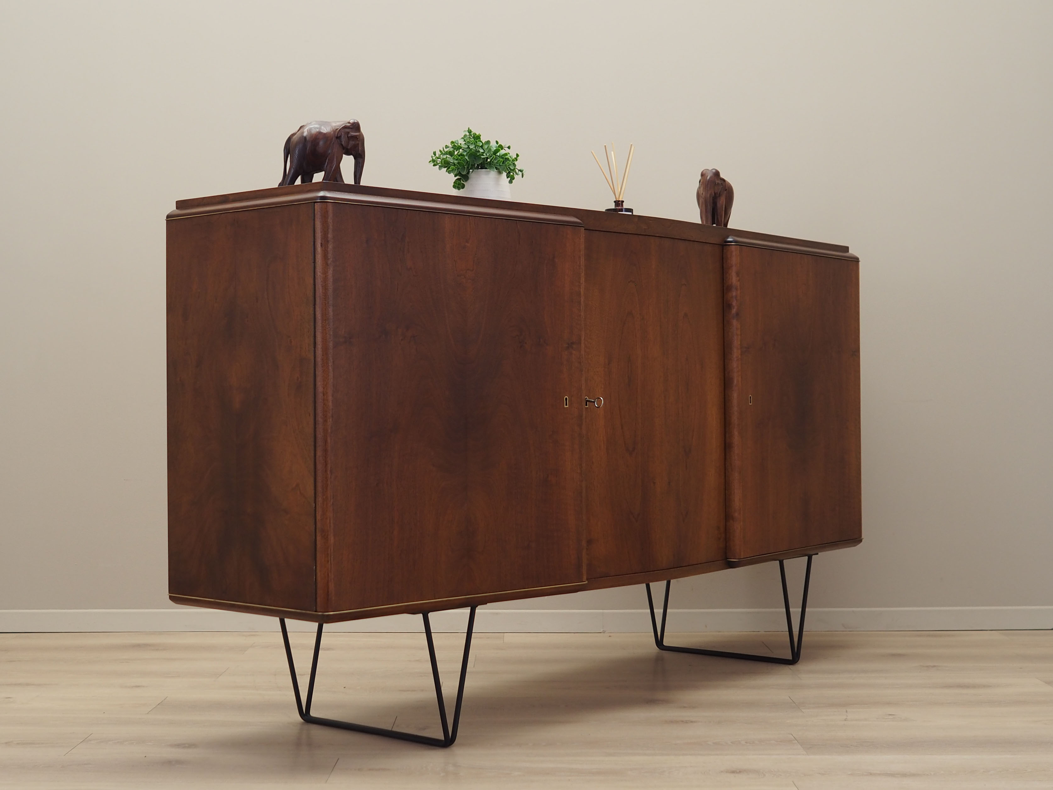 Enfilade en noyer, design danois, années 1960, Danemark