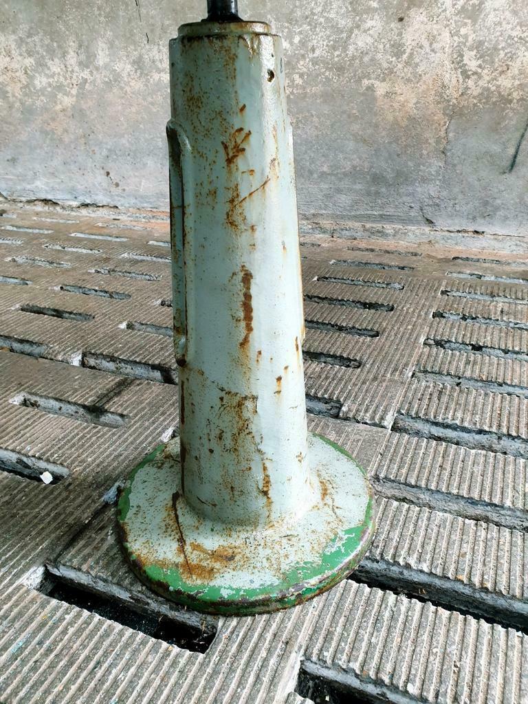 Industrial (garden) table oak on cast iron leg