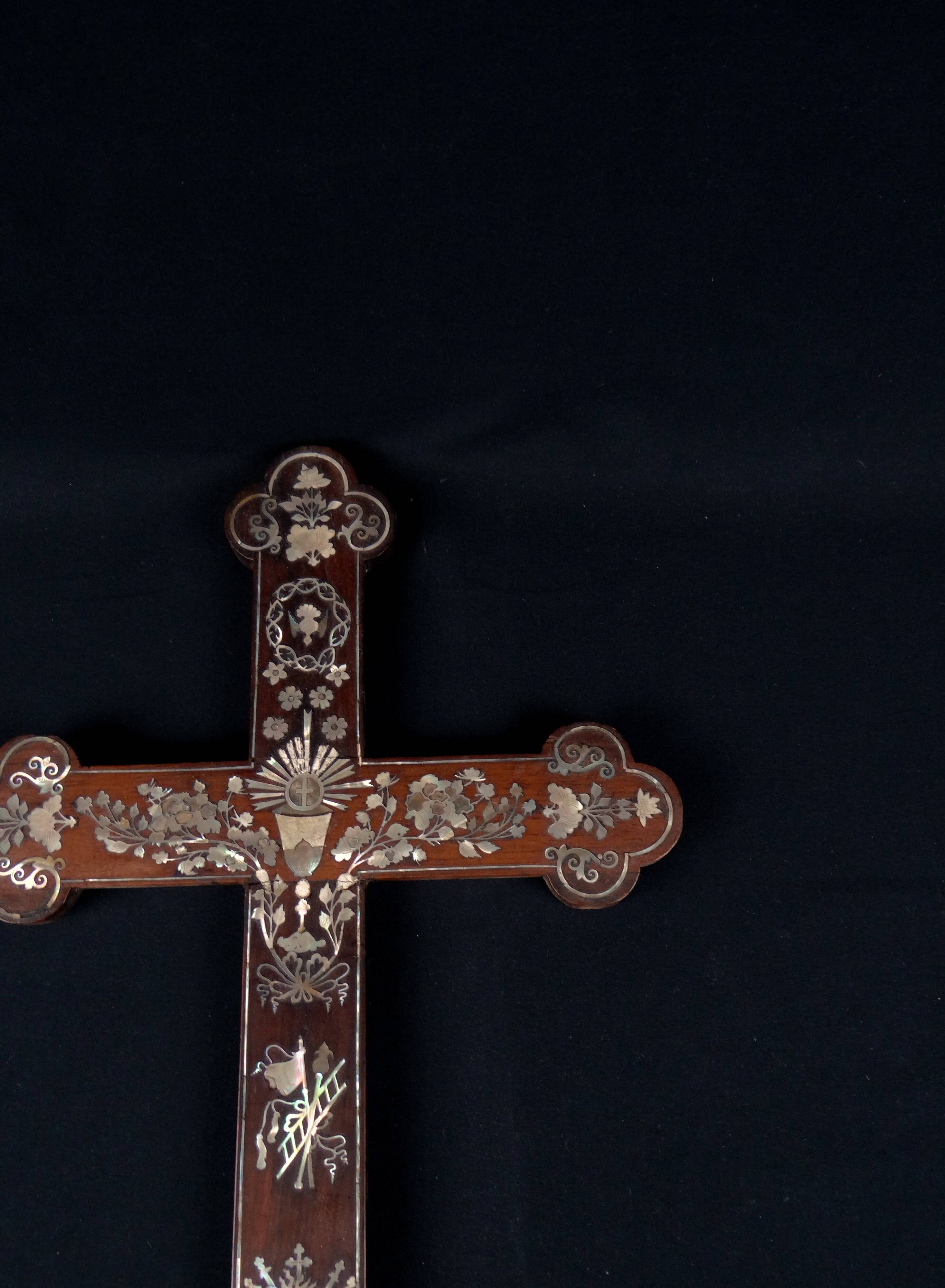 Apostolic Cross in mahogany wood and mother-of-pearl inlay, Tonkin, 19th century