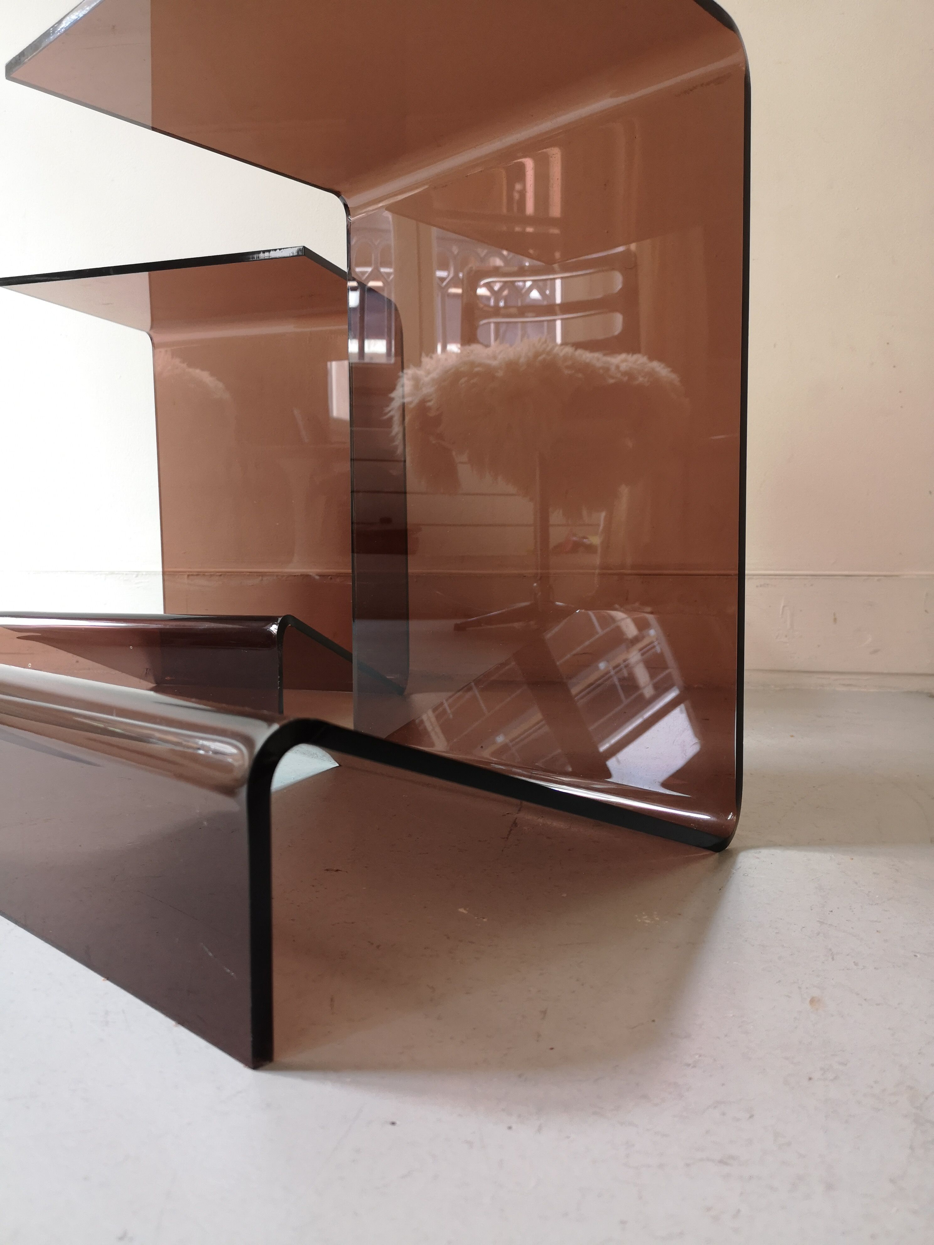 Set de 2 tables de chevets en plexiglas fumé, Design 1970