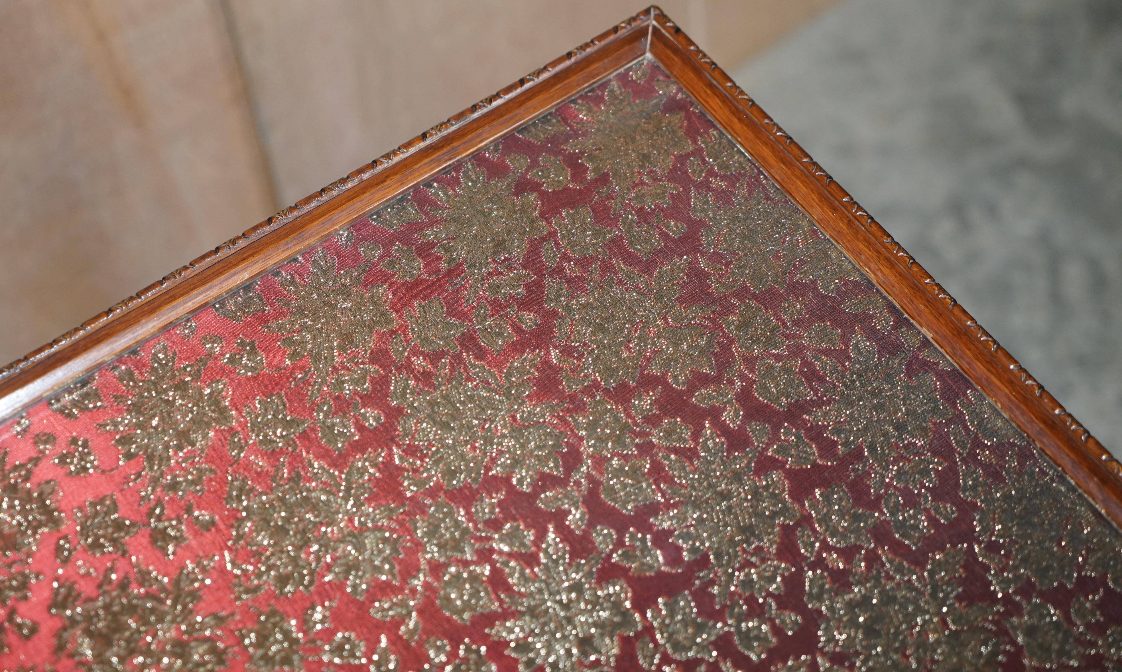 Table d'écriture vintage en bois dur avec dessus en verre brodé de soie