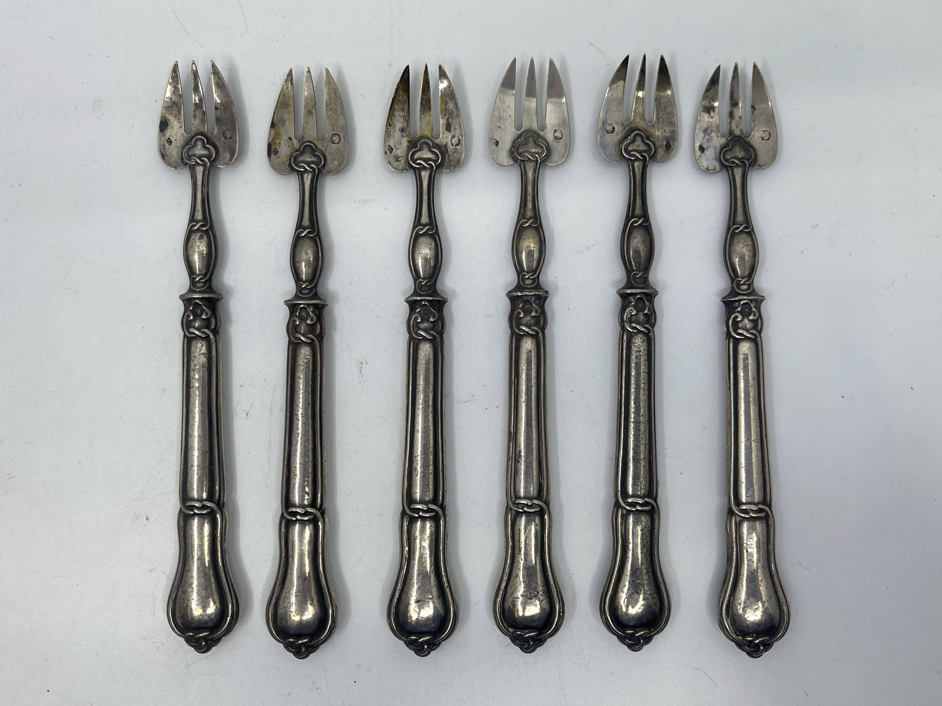 Set of 6 silver-plated oyster forks with 7 knot pattern filigree.