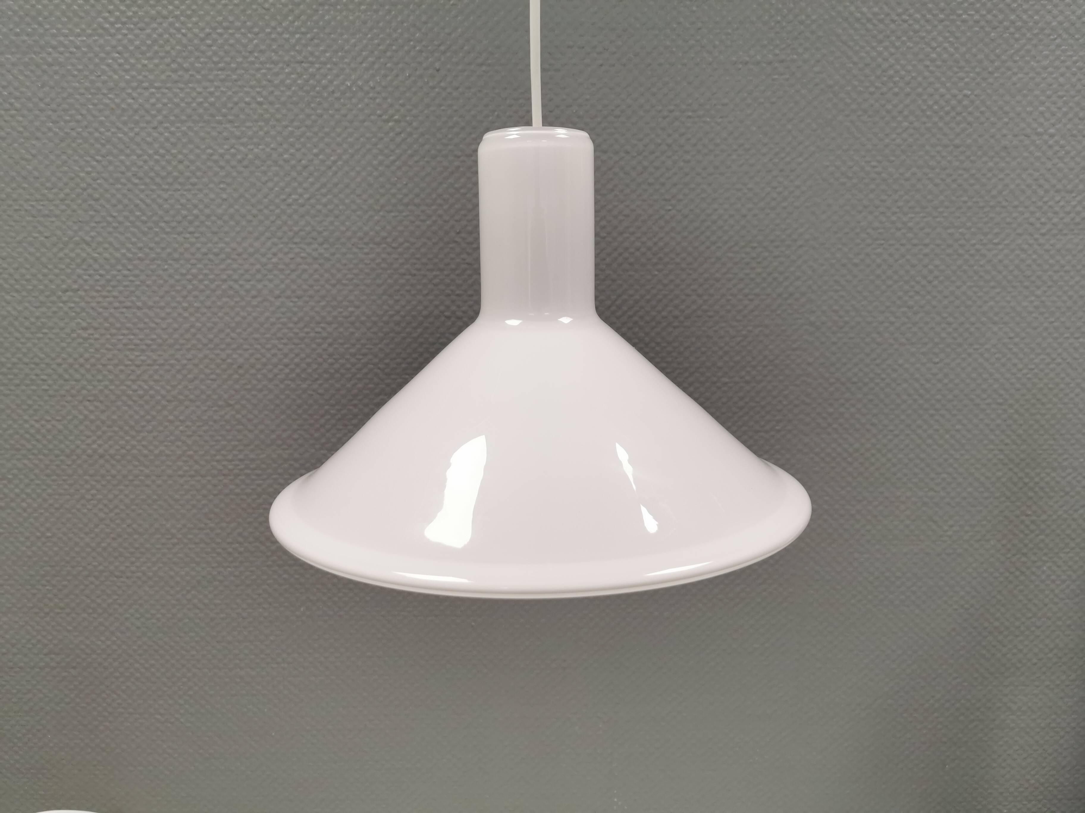Lampe suspendue P&T. Conçu par Michael Bang pour Holmegaard Danemark 1976.