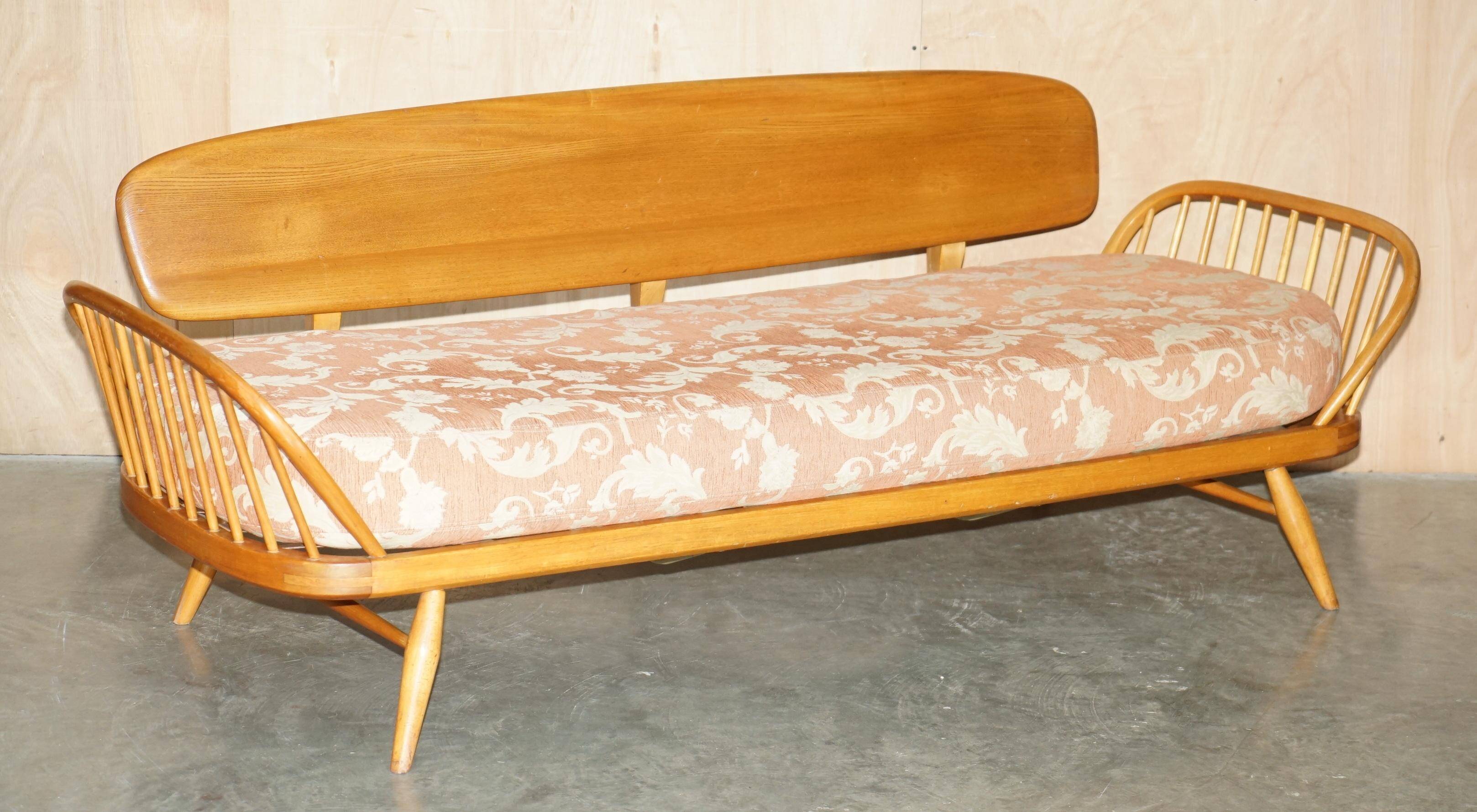 Vintage Ercol Windsor Studio 355 canapé / daybed, light wood, Mid-Century Modern design.