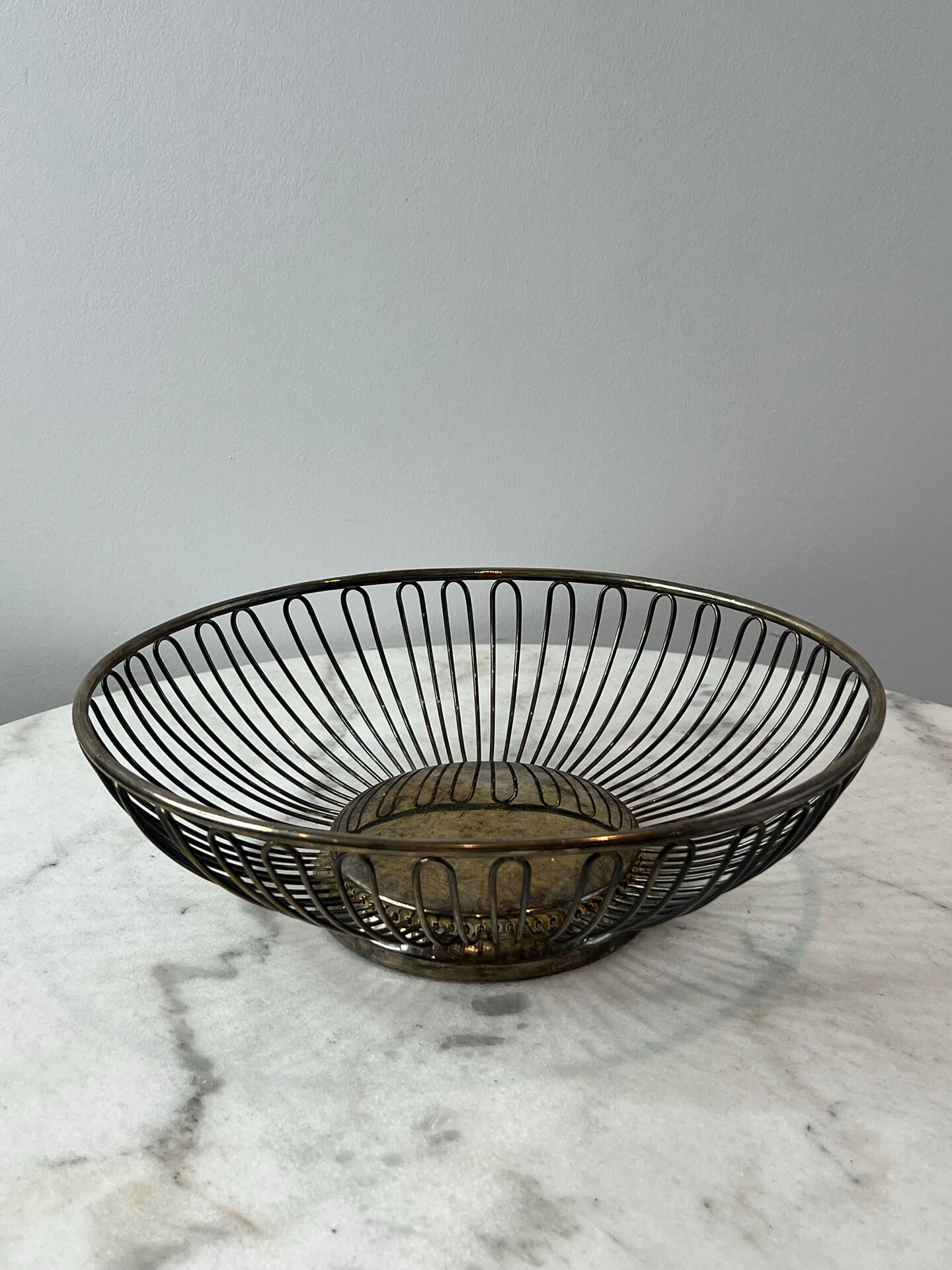 Elegant vintage design silver-plated wire planter