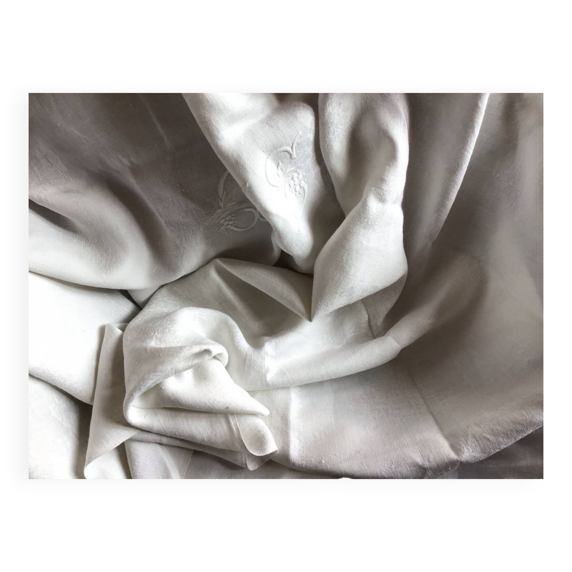 Nappe vintage blanche aux lilas, monogrammée  GSS