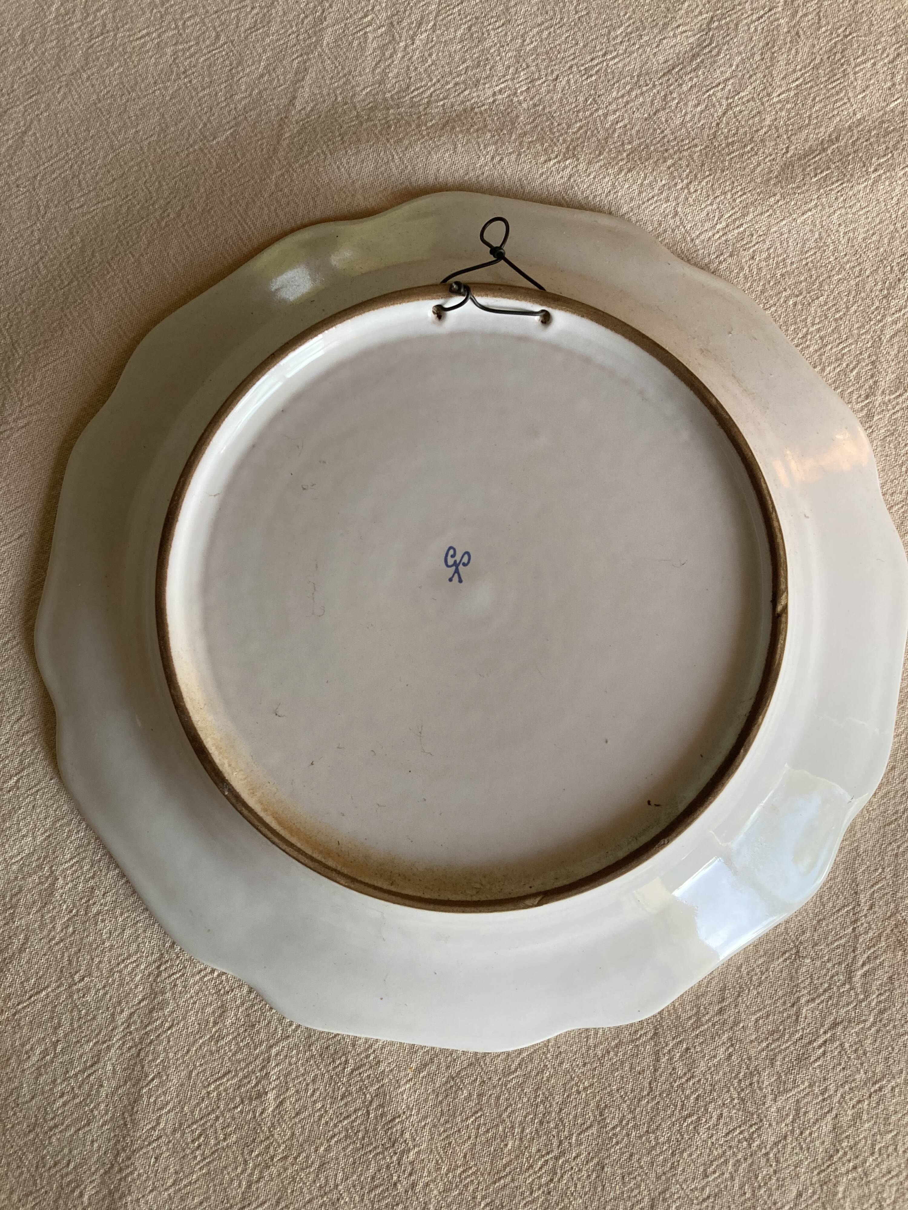 Assiette décorative en faïence de Moustiers décor « Les Grostesques »