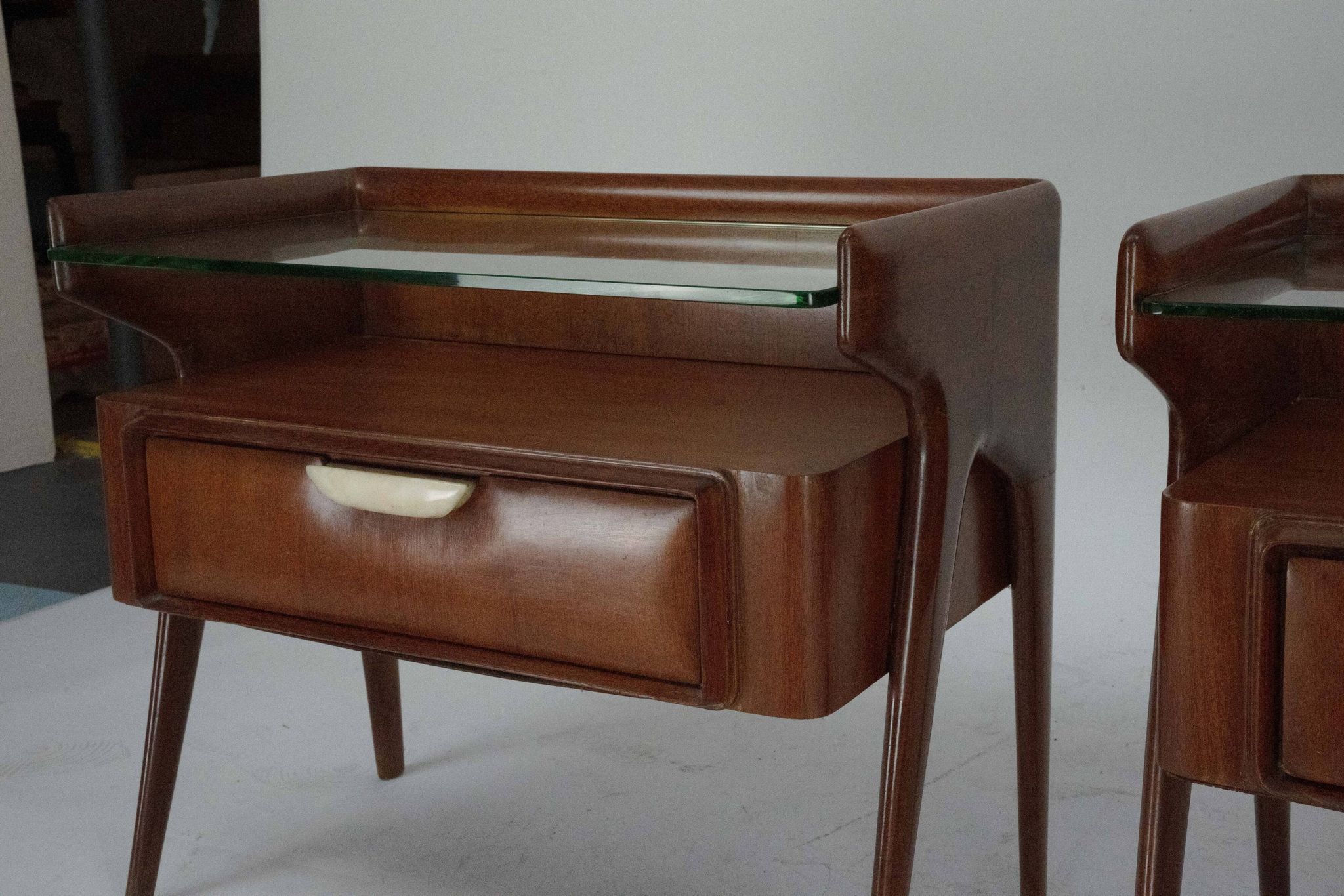 Paire de tables de chevet italiennes Mid-Century Modern, années 1950.