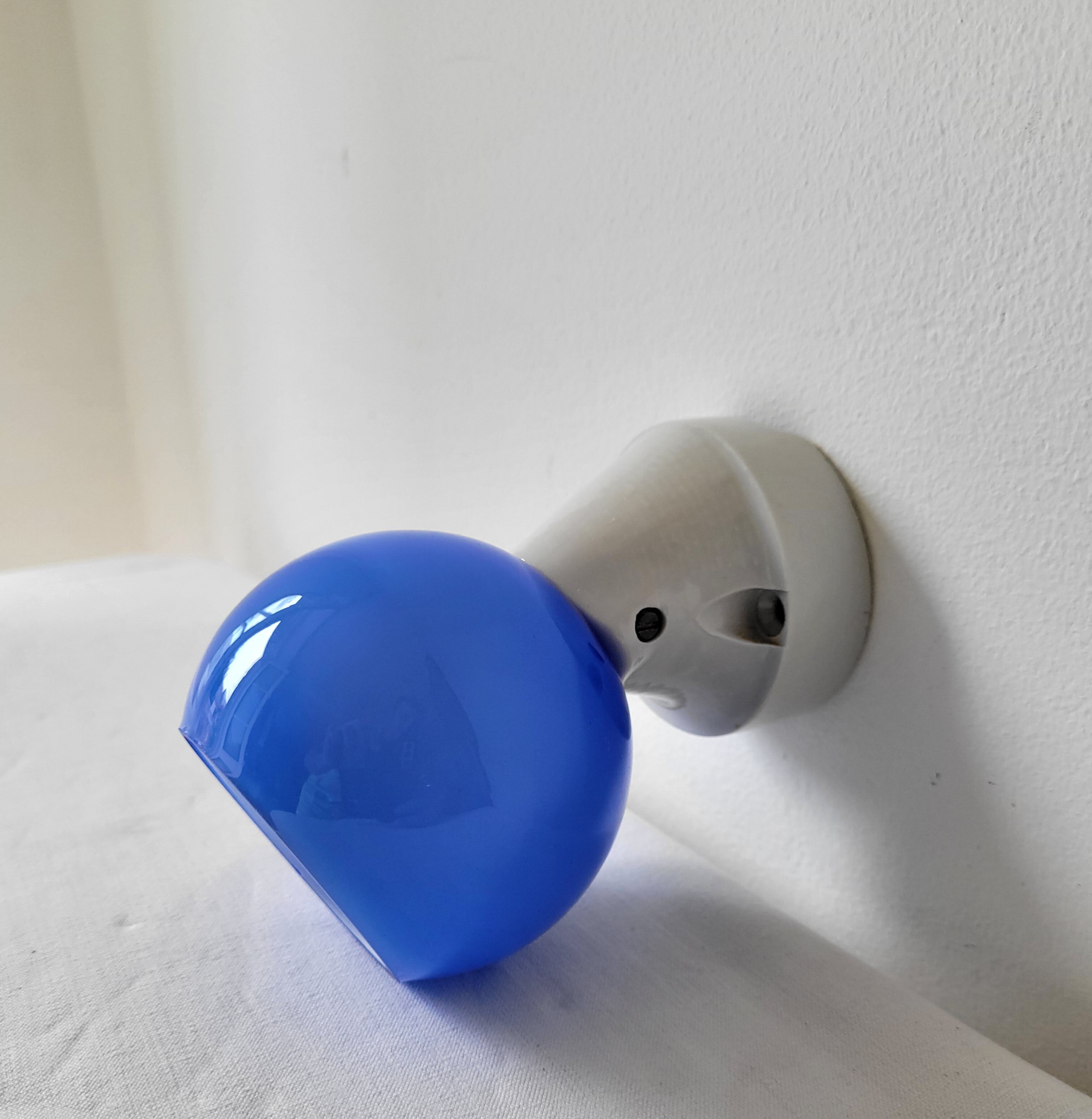 Wall lamp in porcelain and opaline