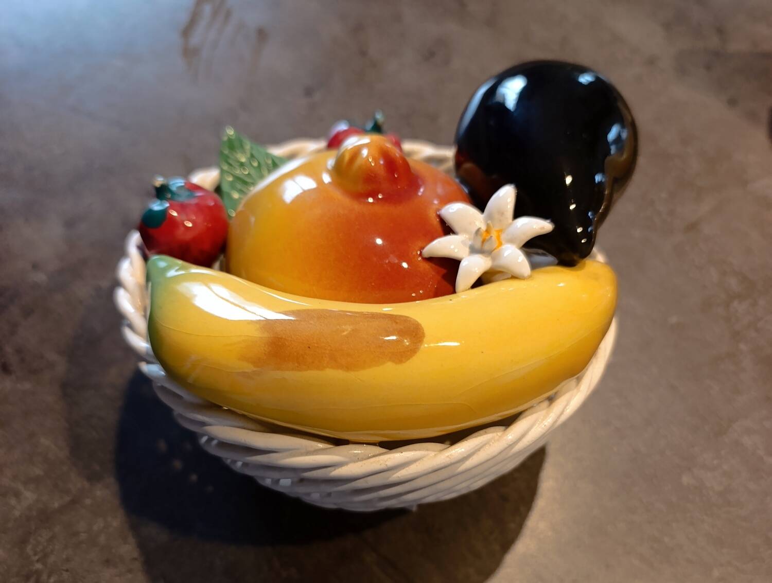 Ceramic fruit bowl