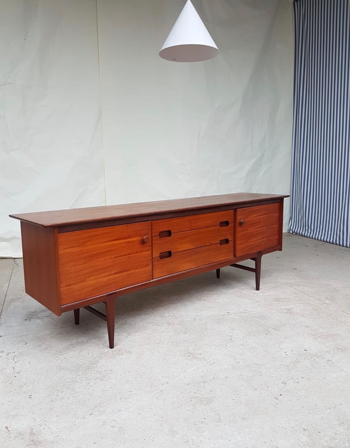 Enfilade par A. Younger en teck