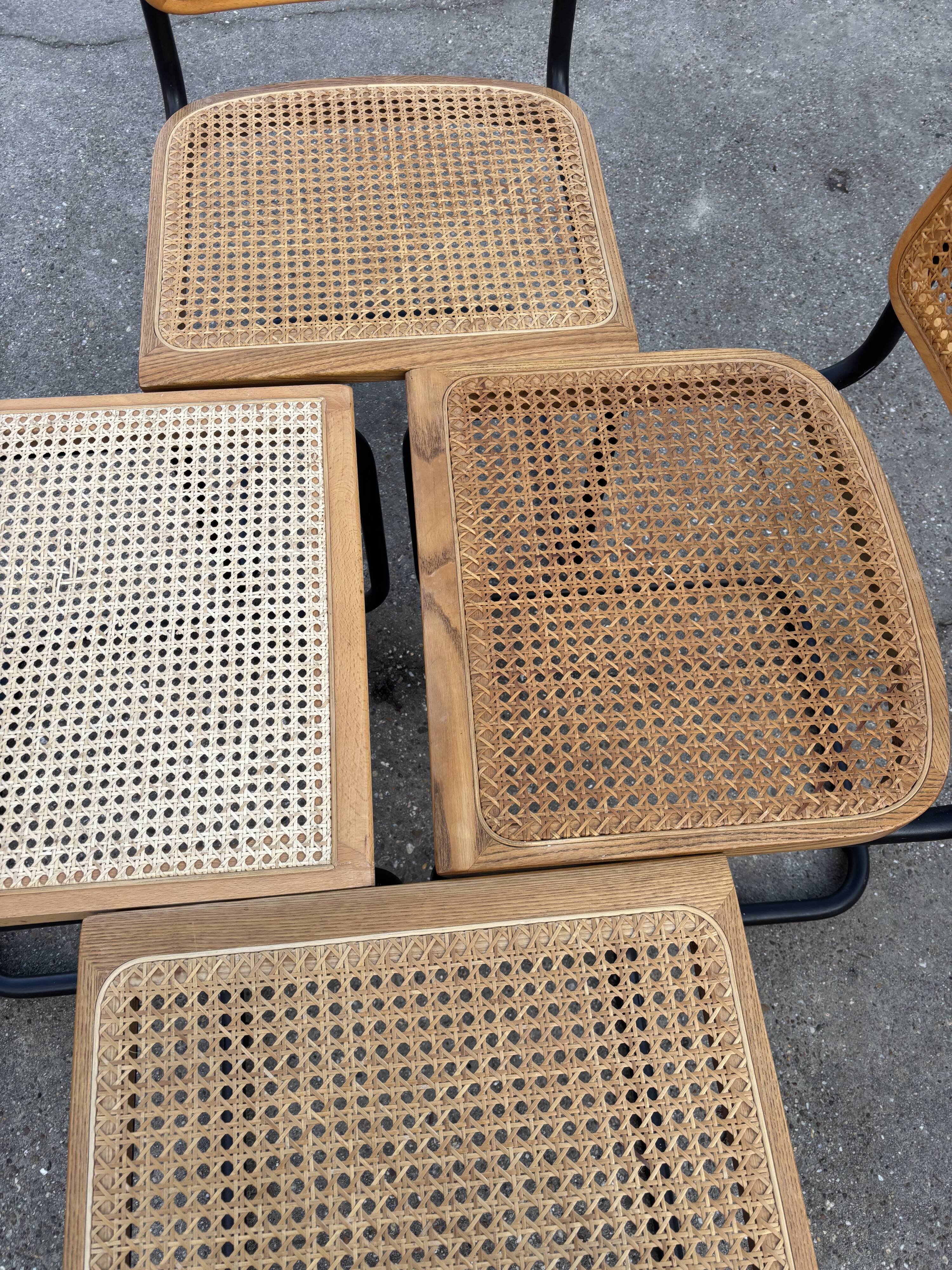 Ensemble de 4 chaises Cesca B32 conçues par Marcel Breuer, cadre noir.
