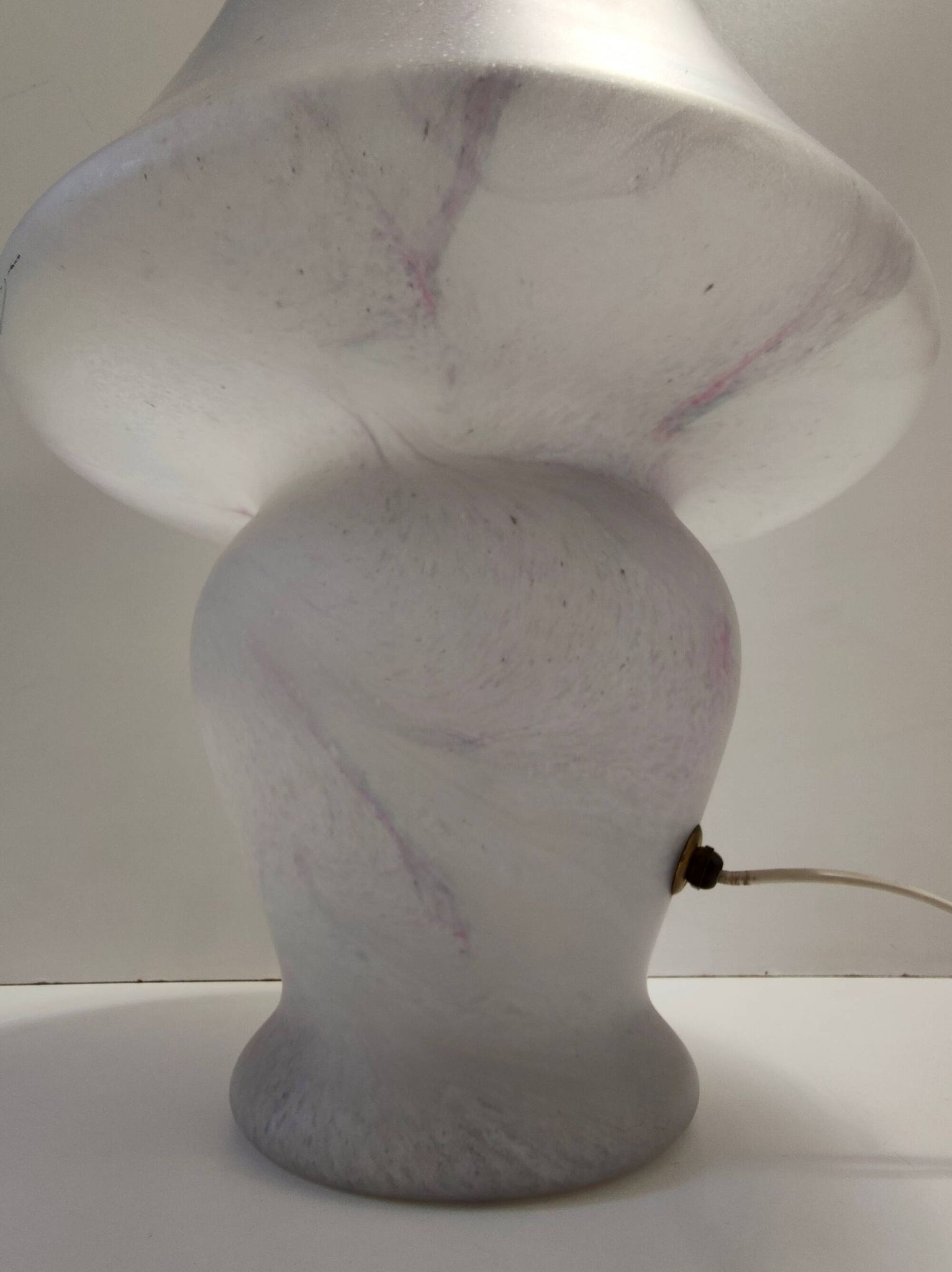 Lampe de table en verre Murano blanc avec un effet marbre rose, Italie