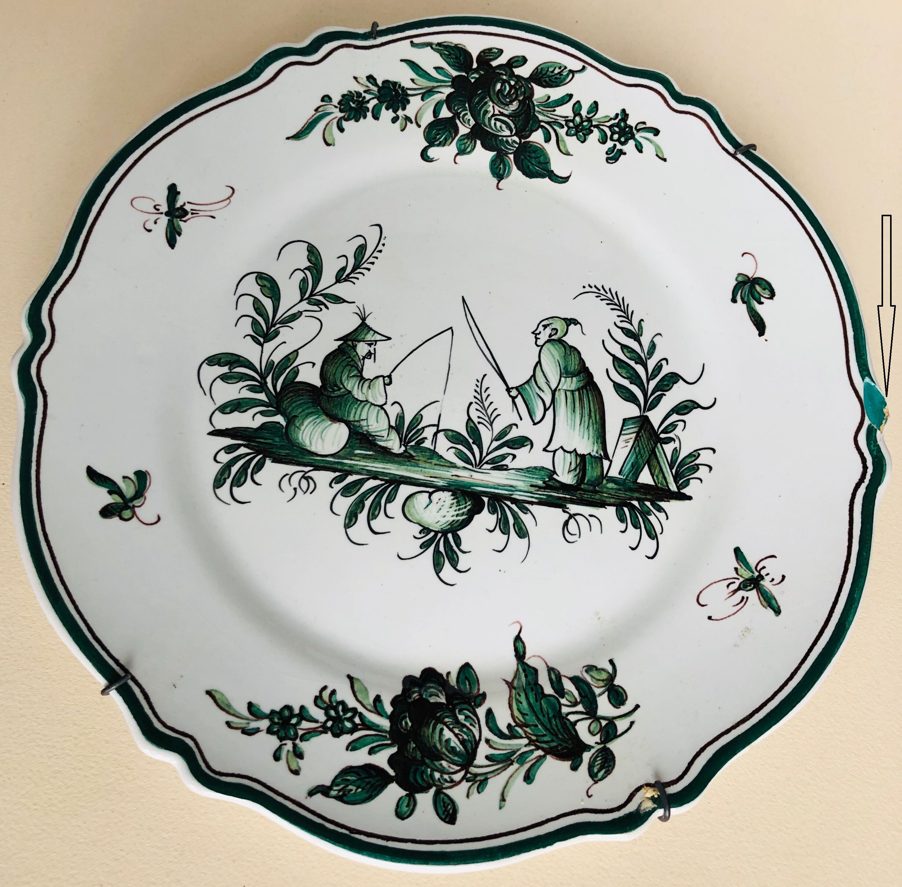 Old 18th-century decoration plate to the Chinese