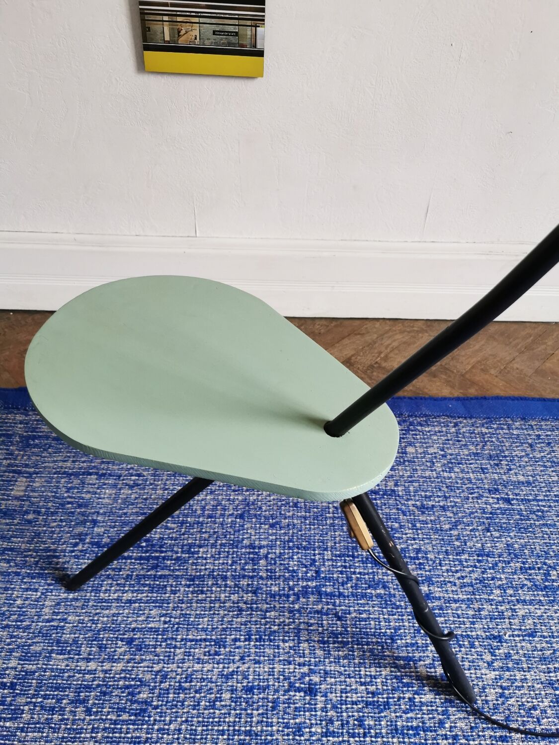 Vintage bean tripod tablet e-reader