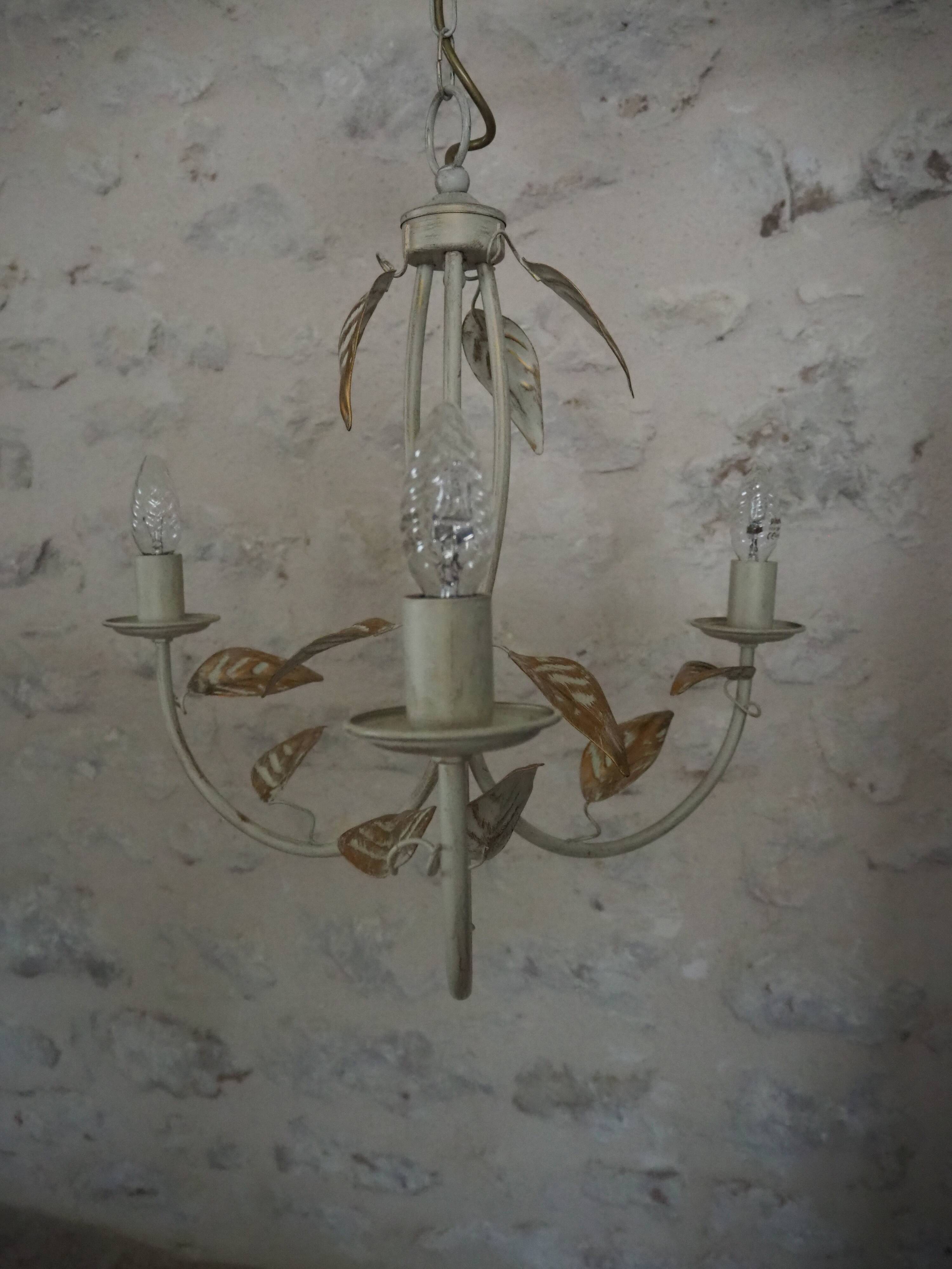 3-light pendant light in off-white color, gold edging and gold leaves