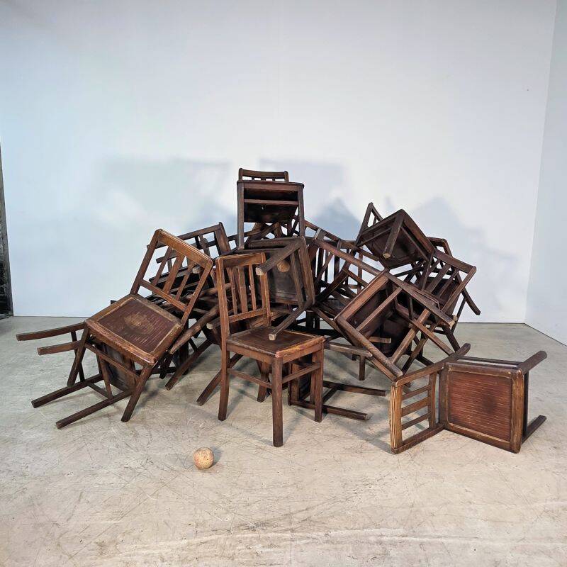 Ensemble de 21 chaises de café en hêtre