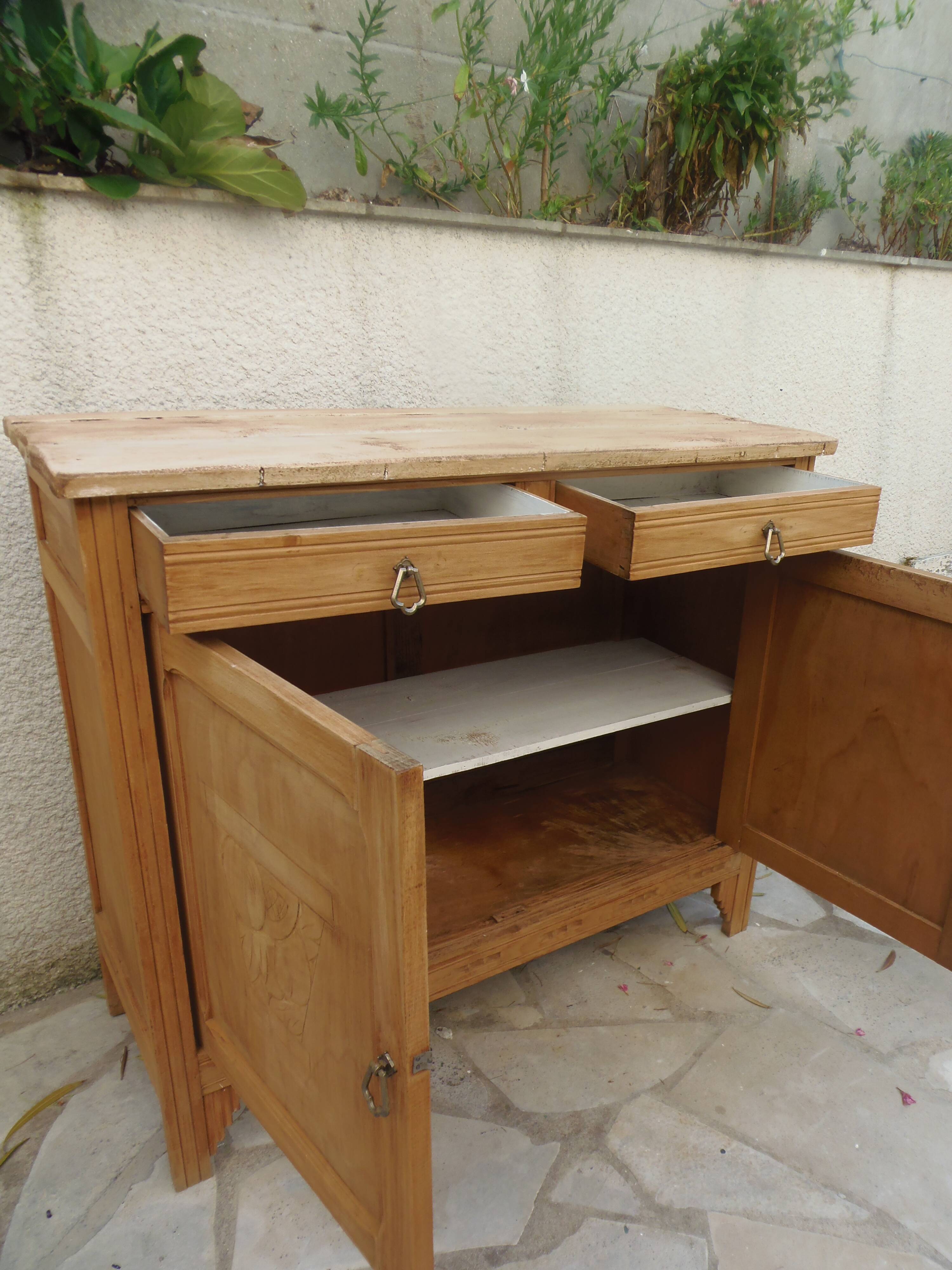 Buffet Art Déco en bois naturel, charme authentique.