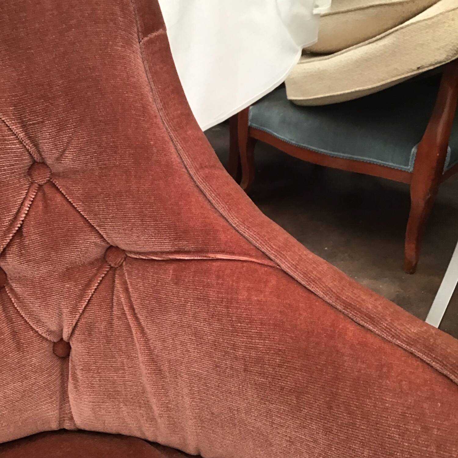 Pale pink tufted back toad sofa