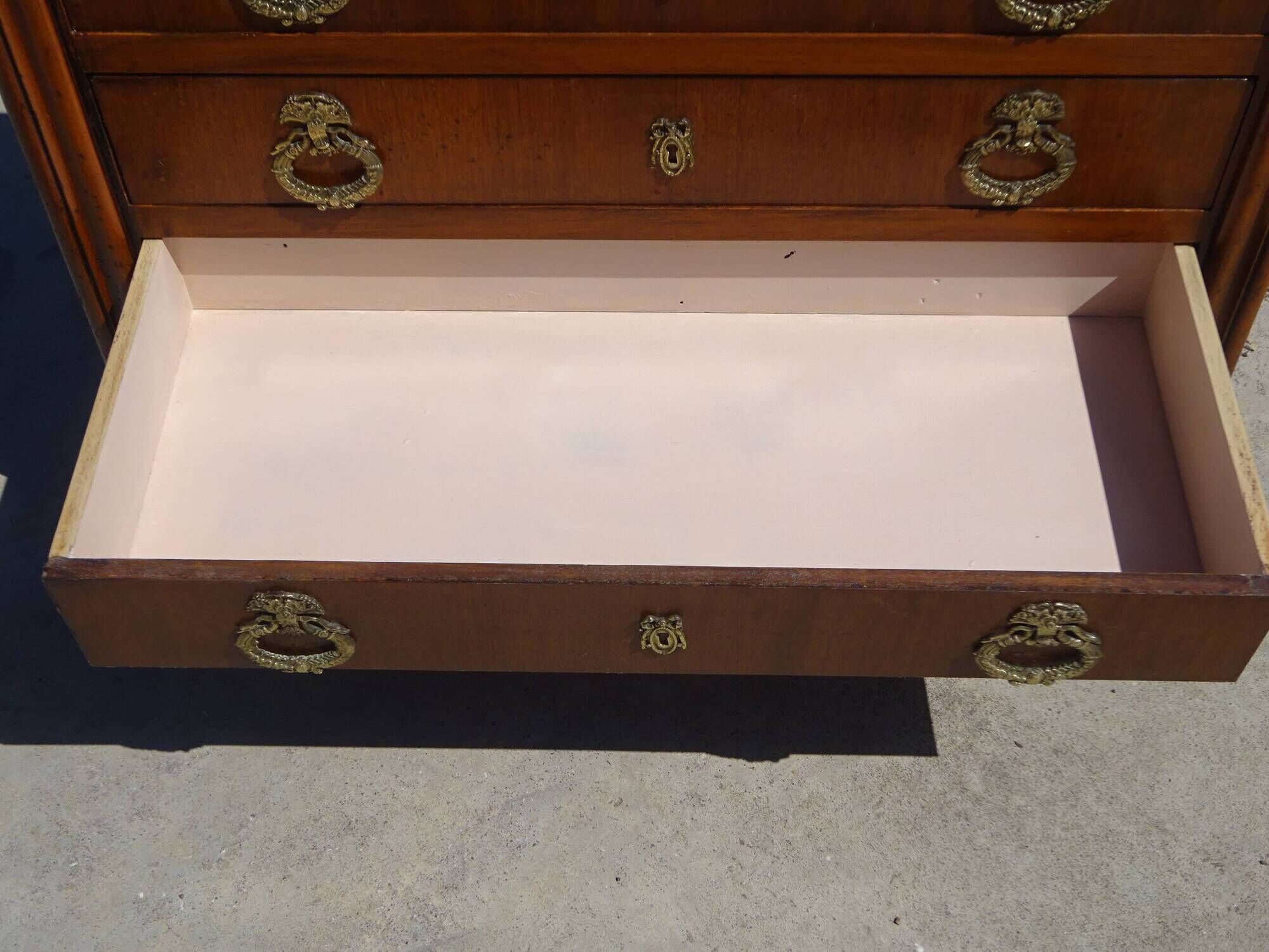 4-drawer chest of drawers, gold ribbon and peacock handles