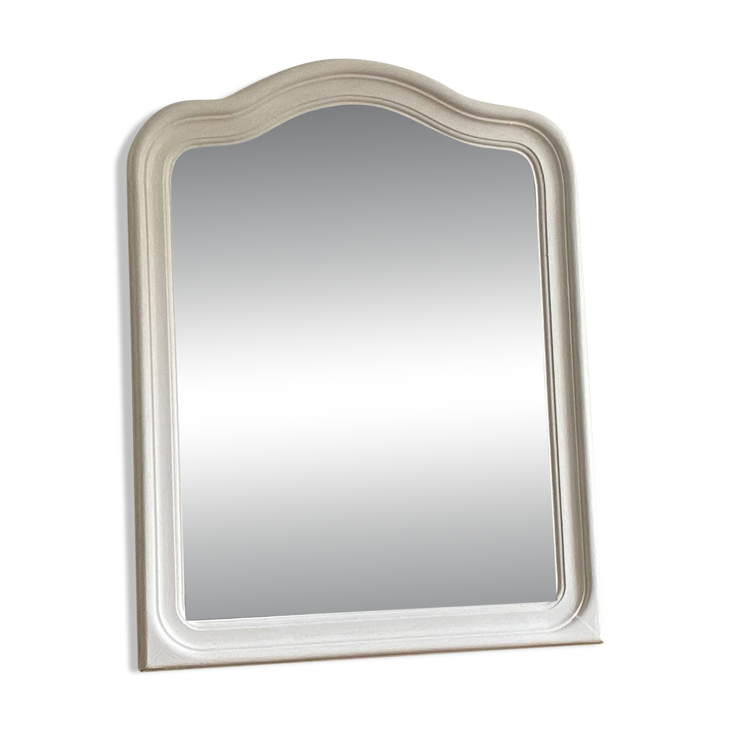 Antique mirror with a gendarme hat shape. White. 72x56.