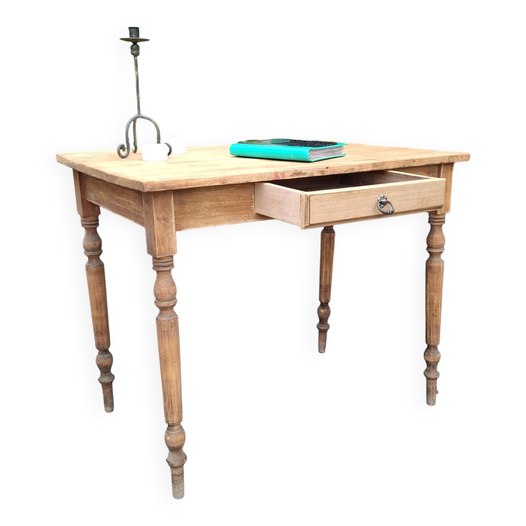 Bureau rénovée à la main