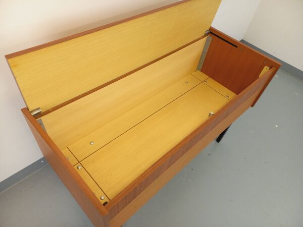 Meuble de rangement / coffre sur pieds vintage en teck et métal noir des années 70