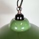 Lampe suspendue en émail vert industriel, années 1960