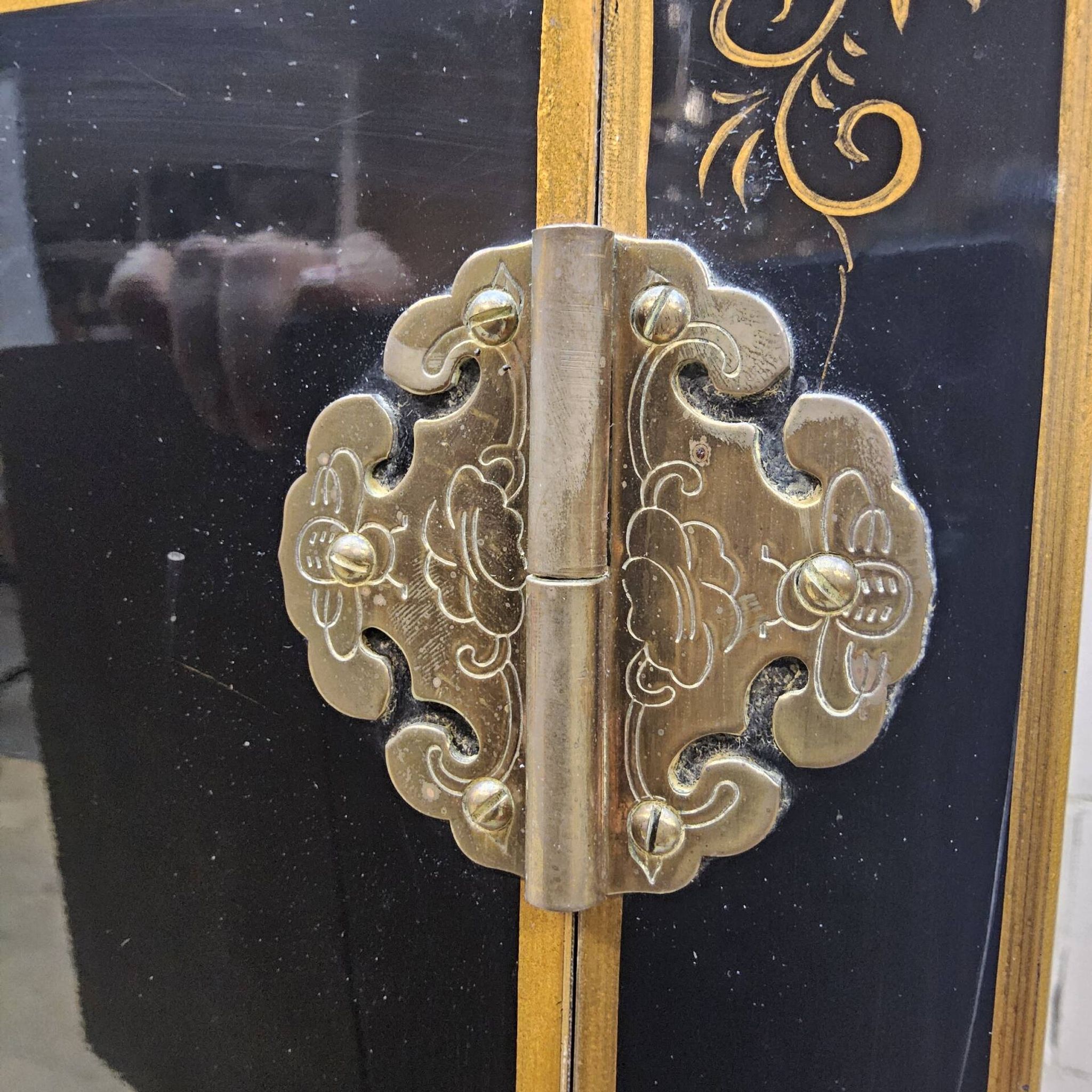 Vintage Chinese display cabinet with flowers and birds / Bohemian