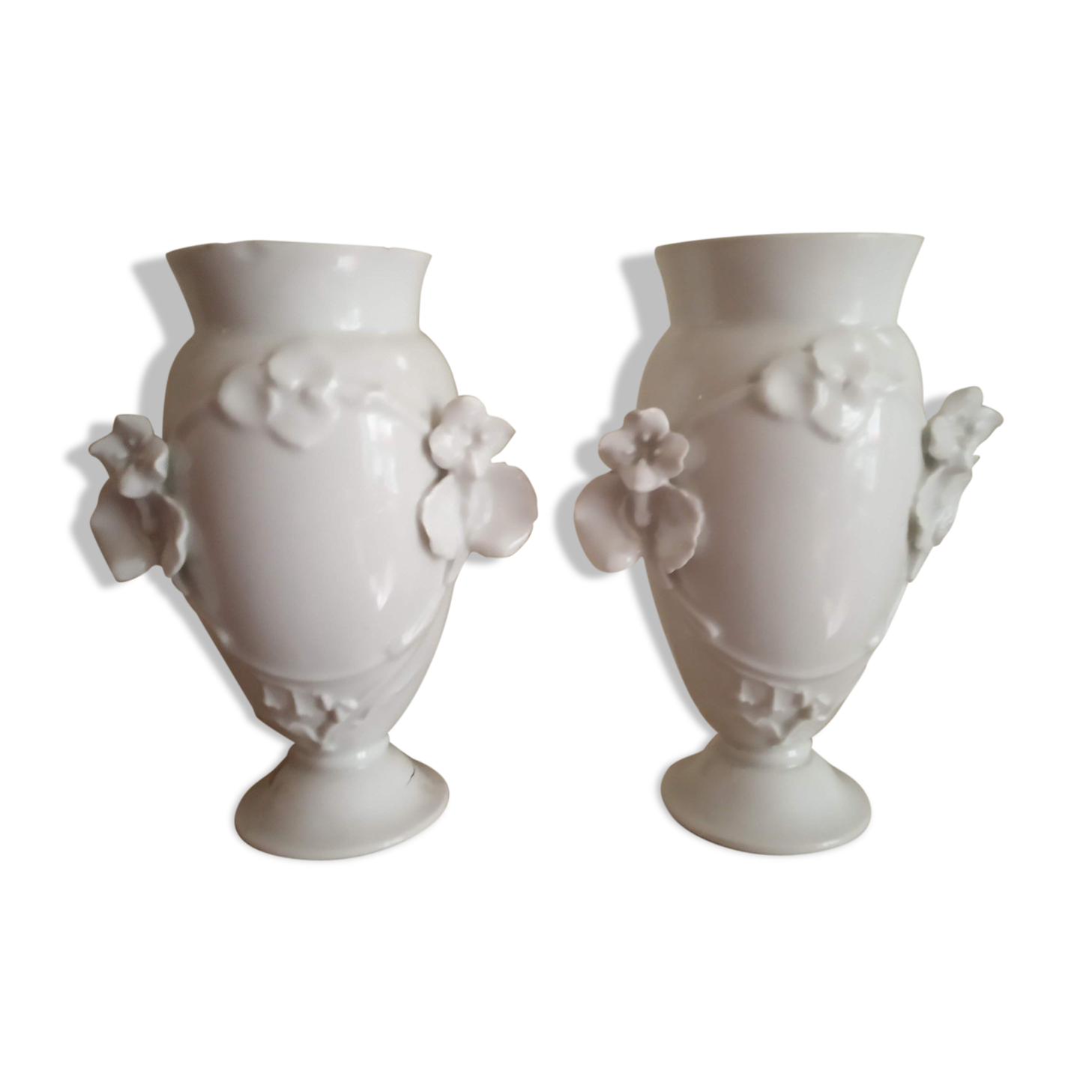Paire de vases anciens en porcelaine blanche