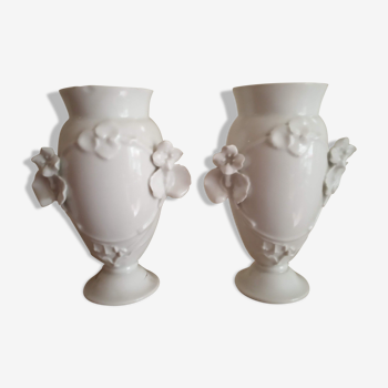 Paire de vases anciens en porcelaine blanche