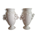 Paire de vases anciens en porcelaine blanche