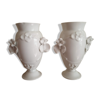 Paire de vases anciens en porcelaine blanche