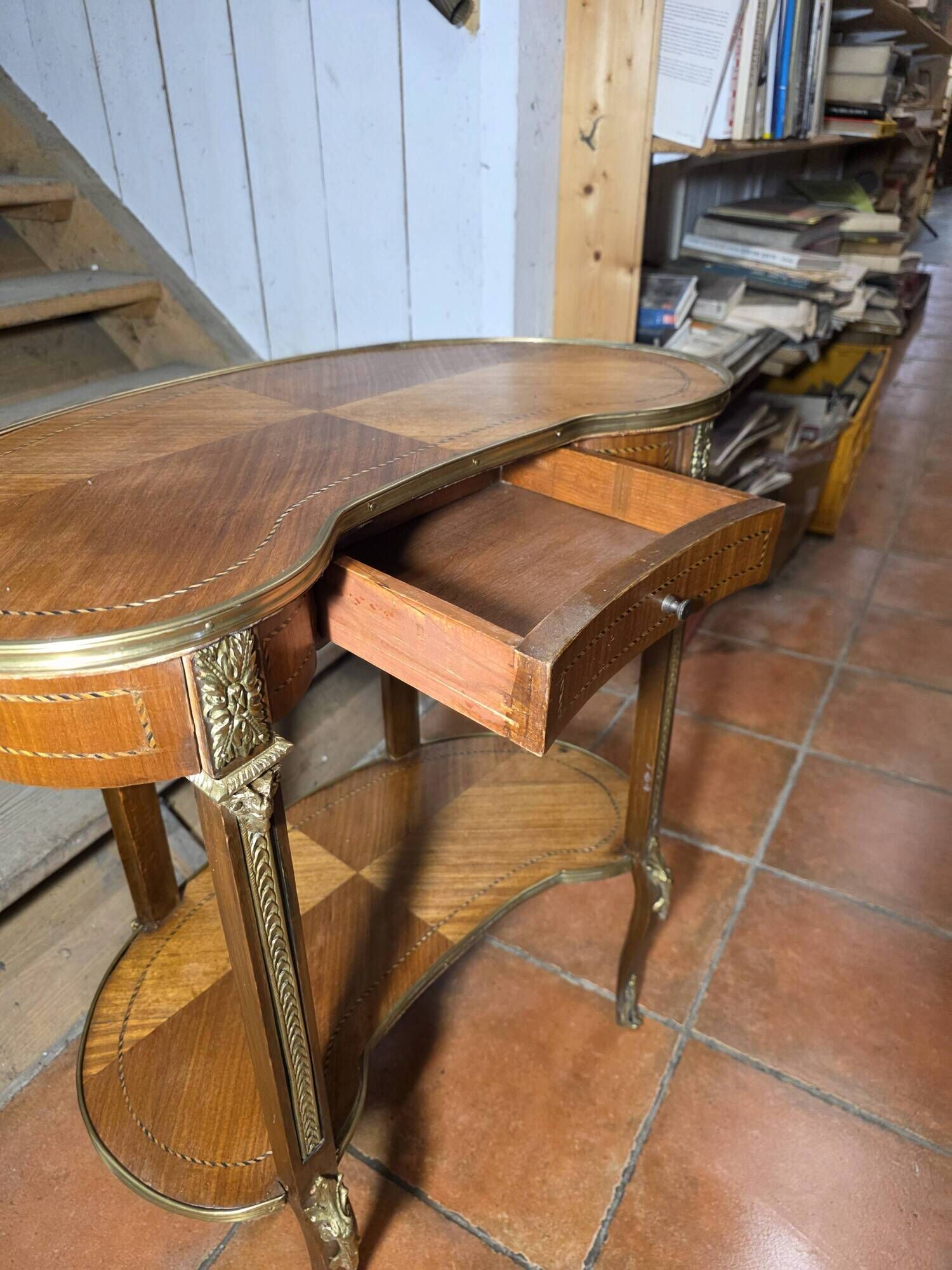 Kidney-shaped bedside table in Louis XV style with marquetry.