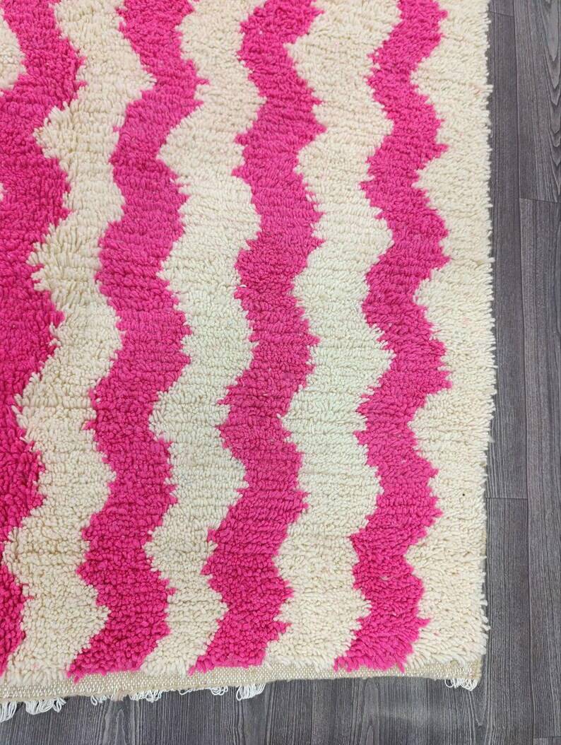 Beige Berber rug with geometric patterns 250cm x 150cm