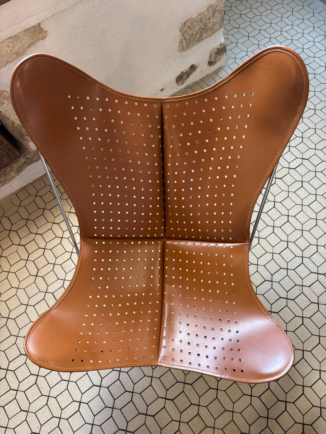 Fauteuil AA Butterfly en cuir perforé marron – design iconique Airborn