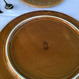 5 Gien plates and 2 caramel 'straw' trays