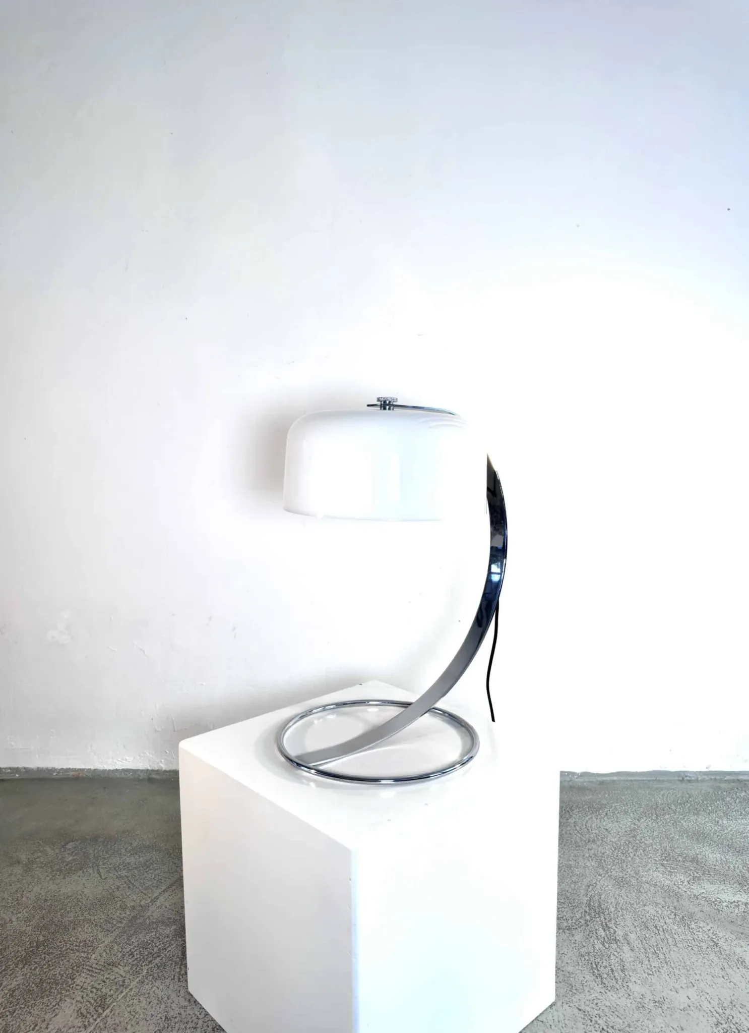 Lampe de table D-2125 Tropic par Raak Amsterdam, Pays-Bas, années 1970.