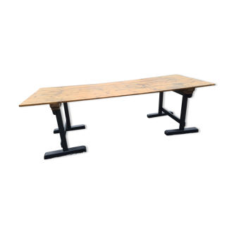 Table avec des tréteaux en sapin patiné