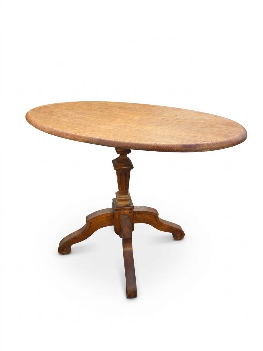 Oak guéridon table from the early 20th century.