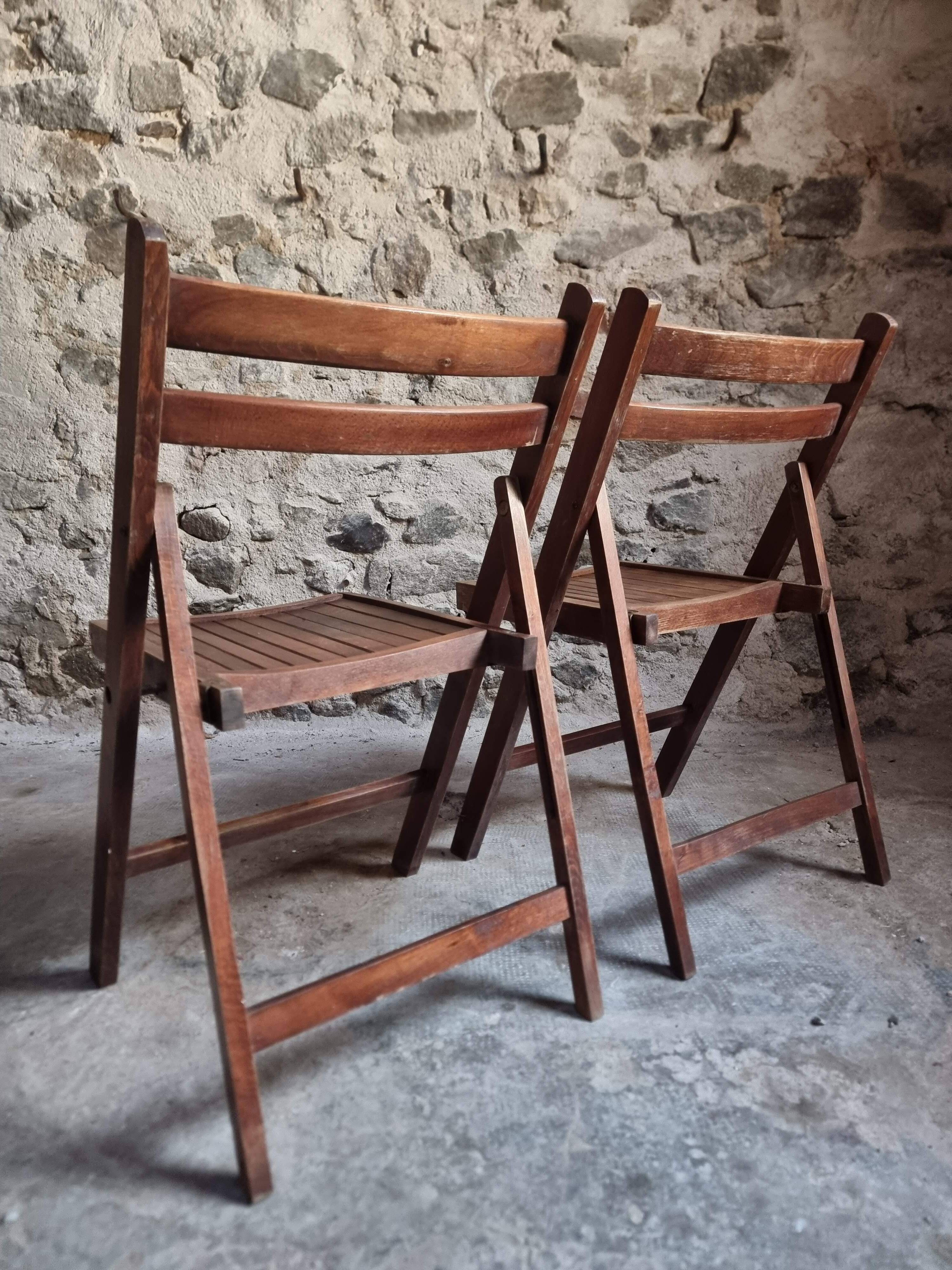 Pair of vintage French folding chairs – 1970s – beech wood chairs – rustic seats