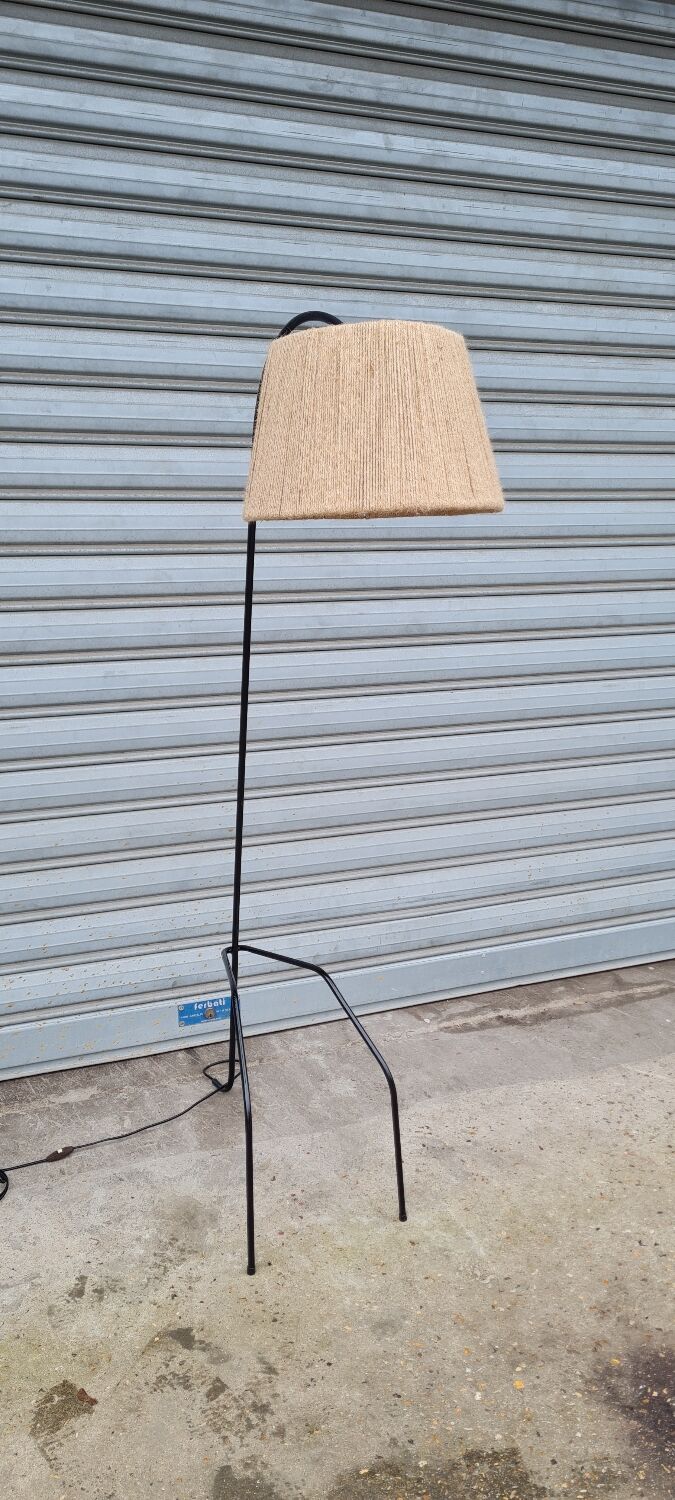 Tripod floor lamp