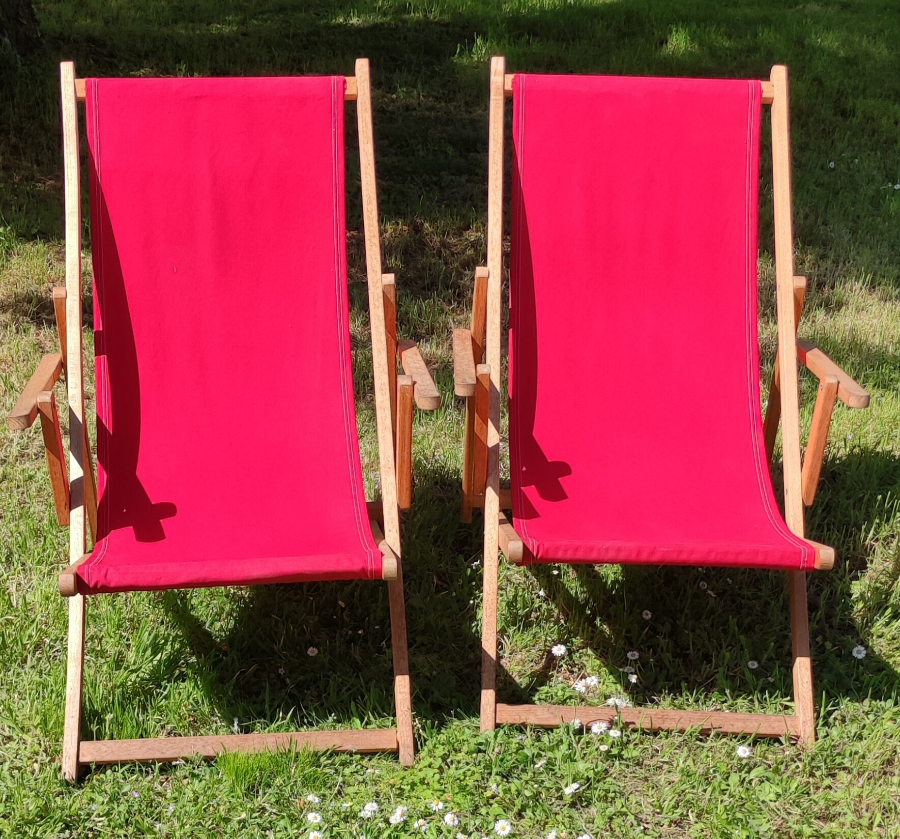 Pair of Chilean women/vintage deckchairs