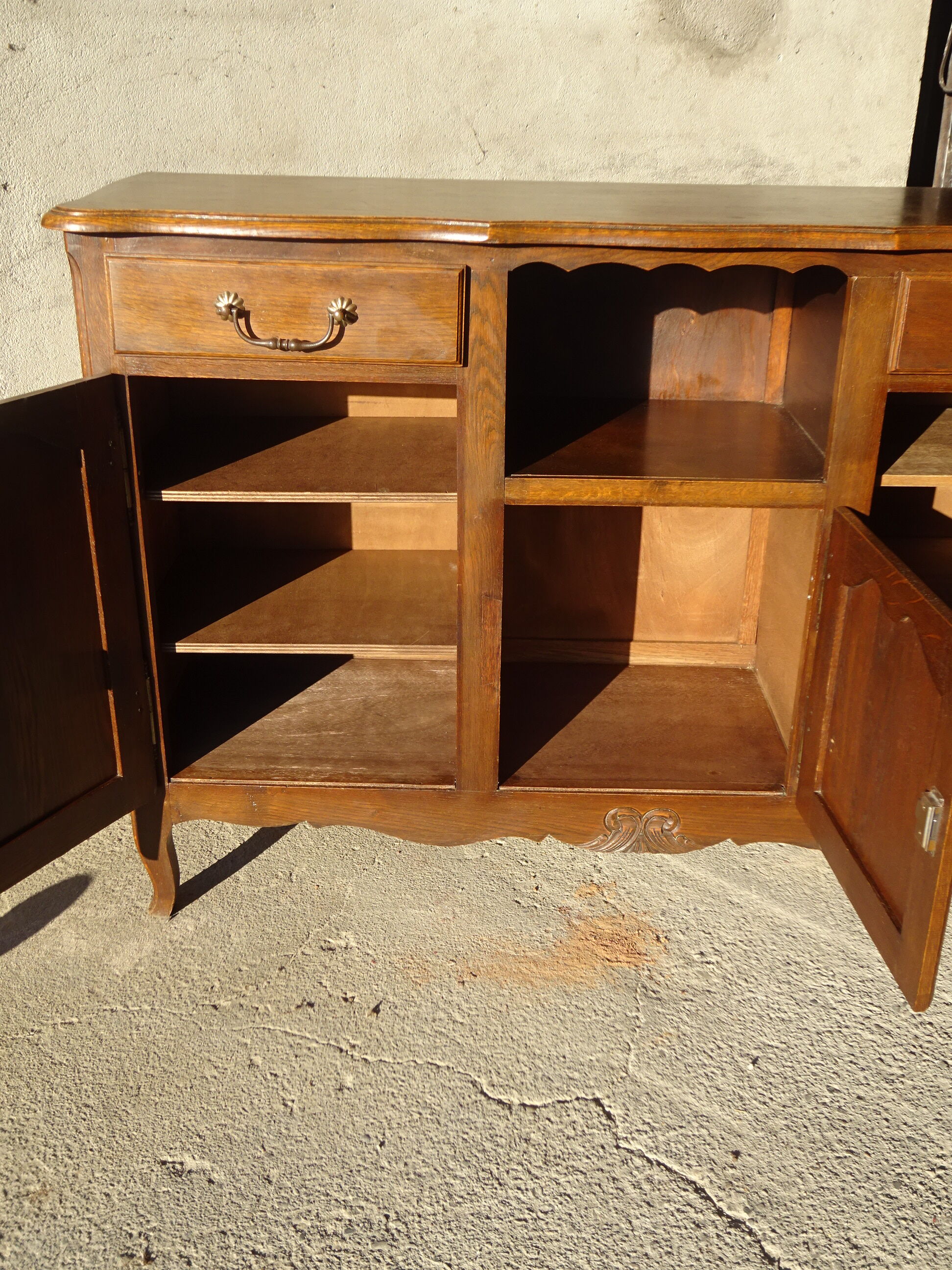 Provençal style oak enfilade