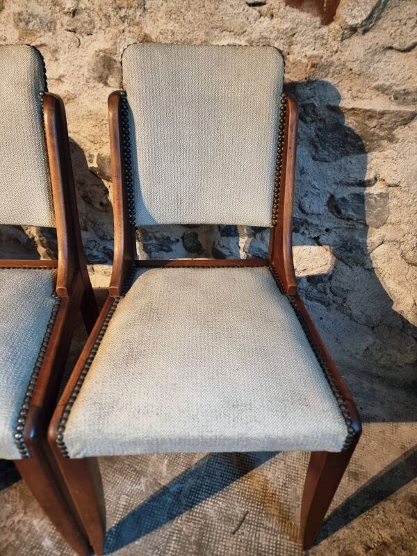 Ensemble de 5 chaises de salle à manger françaises mid-century en noyer avec revêtement taupe clair – années 1950