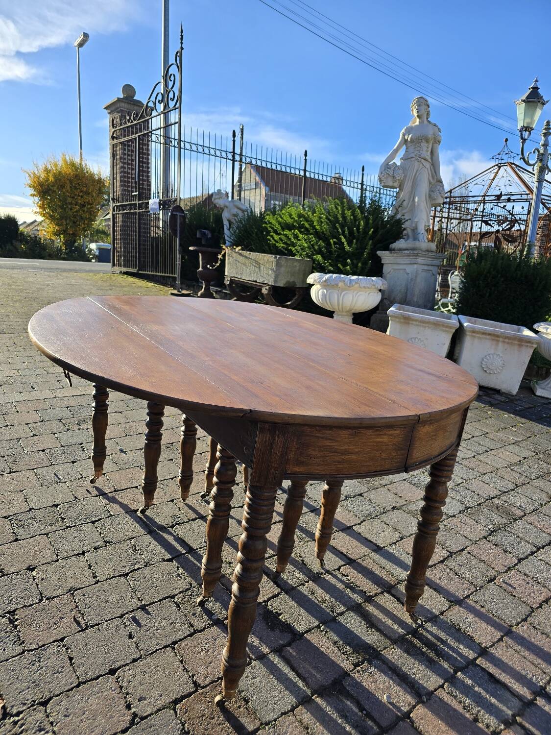 12-foot round oak table with 7 extensions / 20 people